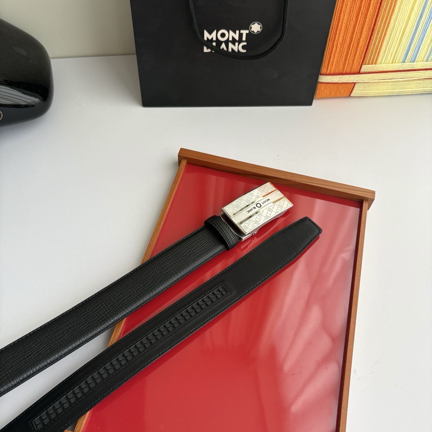 万宝龙Montblanc家持续其一贯的高雅、绅士、精致的风格，进口小牛皮，手感细腻柔软。纯钢自动精品扣，