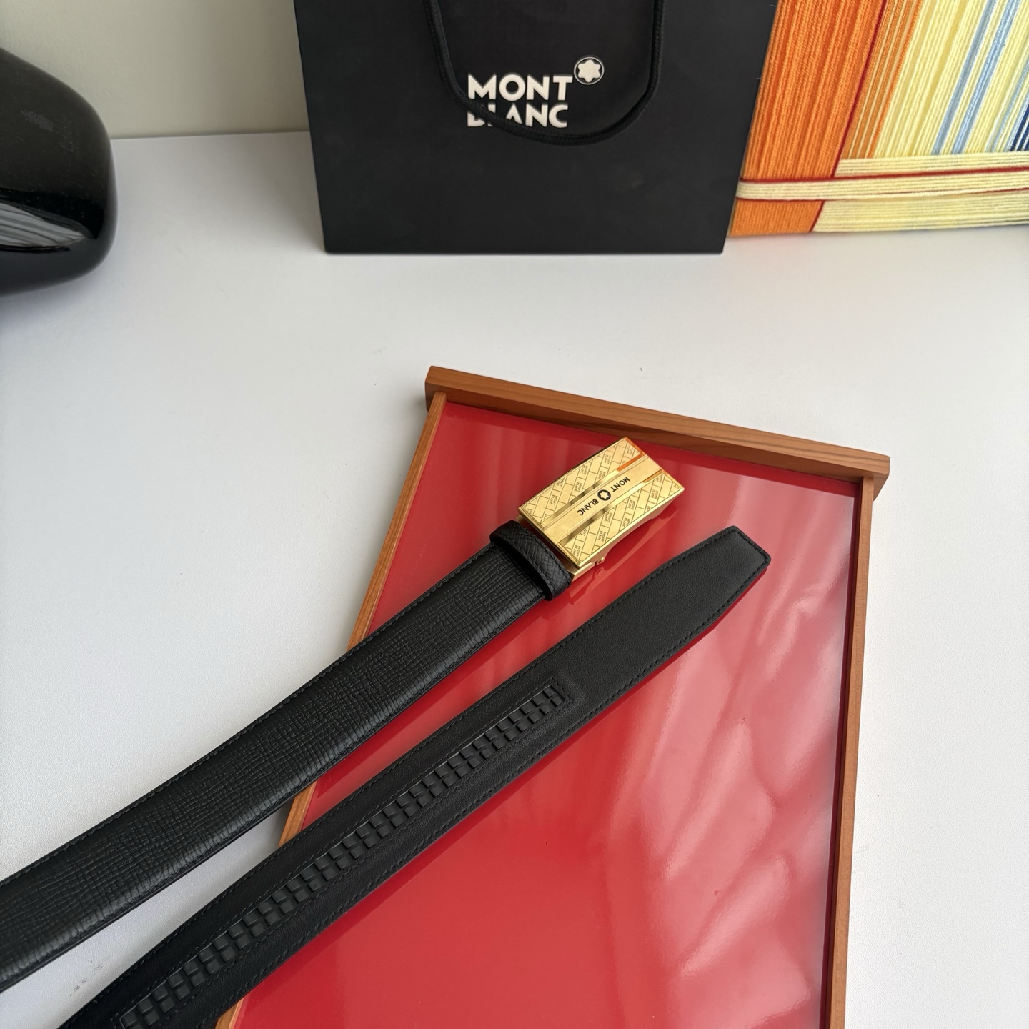 万宝龙Montblanc家持续其一贯的高雅、绅士、精致的风格，进口小牛皮，手感细腻柔软。纯钢自动精品扣，