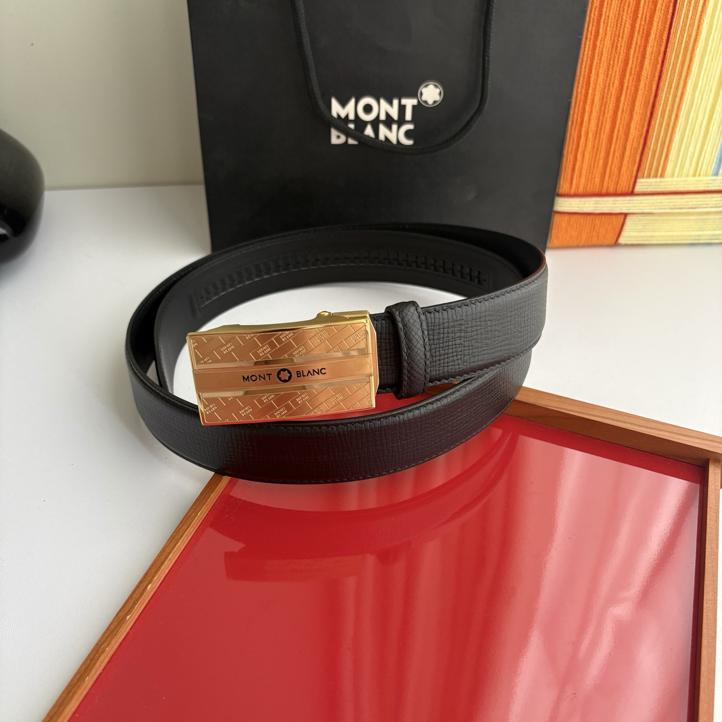 万宝龙Montblanc家持续其一贯的高雅、绅士、精致的风格，进口小牛皮，手感细腻柔软。纯钢自动精品扣，