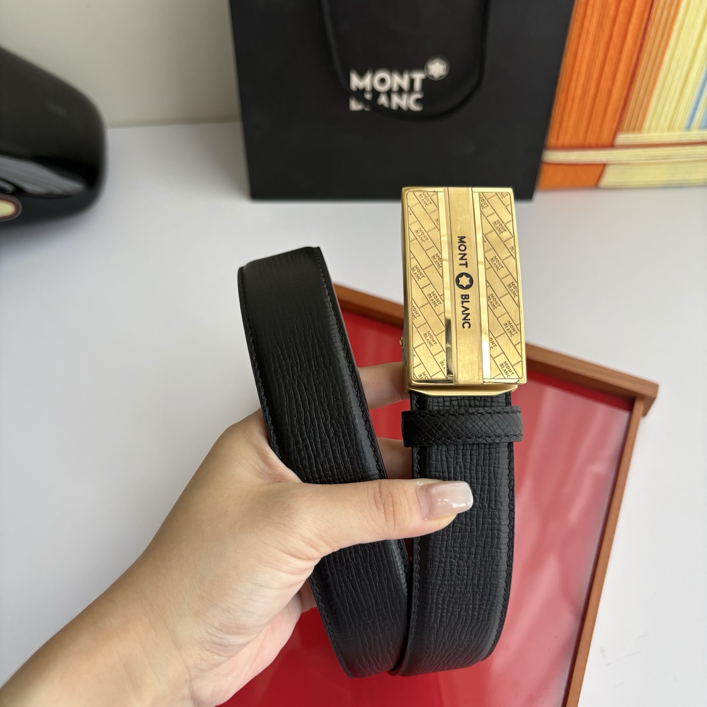 万宝龙Montblanc家持续其一贯的高雅、绅士、精致的风格，进口小牛皮，手感细腻柔软。纯钢自动精品扣，