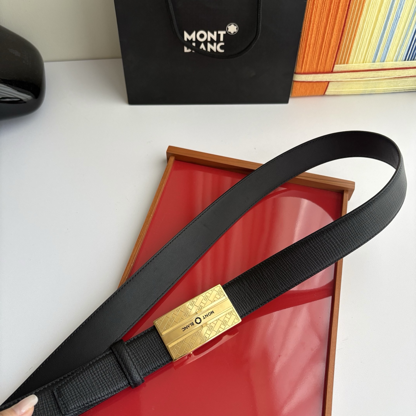万宝龙Montblanc家持续其一贯的高雅、绅士、精致的风格，进口小牛皮，手感细腻柔软。纯钢自动精品扣，