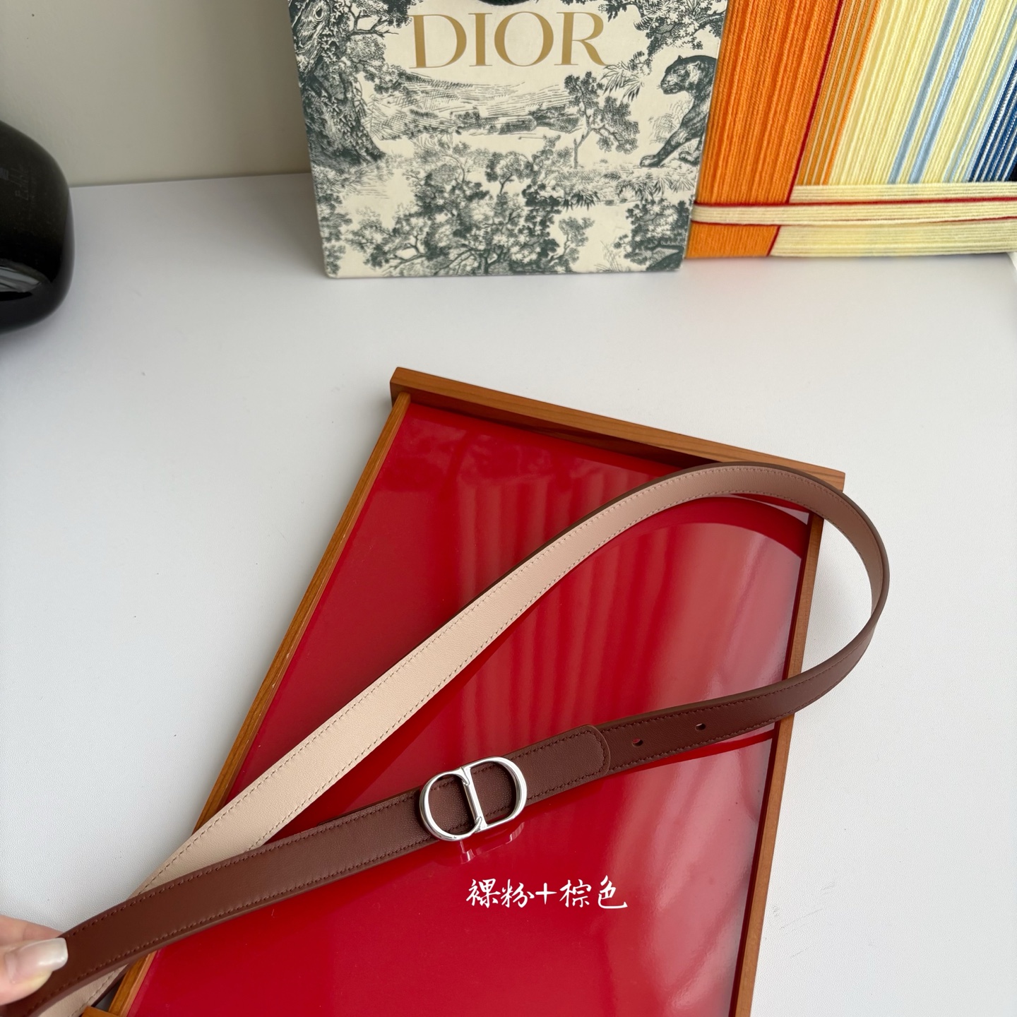 这款 CD Icon 腰带由乔纳森•安德森 （onathan Anderson） 倾情打造，将经典传承与