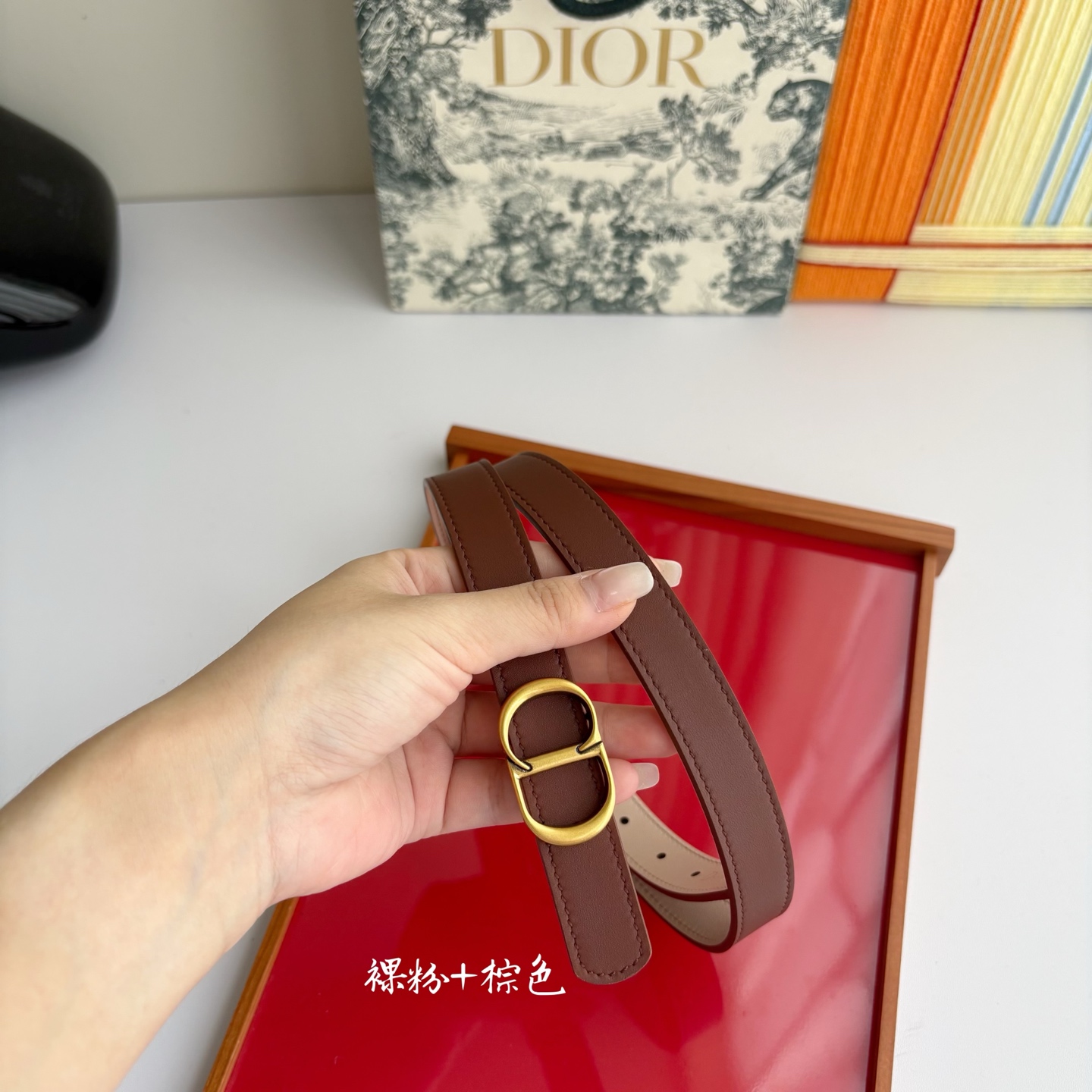 NO:882841,Original order This CD Icon belt was lovingly created by Jonathan Anderson. It cleverly blends classic heritage with modern style, highlighting the essence of Dior style. It is made of smooth cow leather and has a double-sided design, one side is brown and the other side is nude pink. It is equipped with a gold-finished metal CD Icon buckle. It can add a classic style to various looks., belt, dior, cowhide19860909原单 这款 CD Icon 腰带由乔纳森安德森（onathan Anderson） 倾情打造,将经典传承与现代风格巧妙融合,彰显 Dior 风格的精髓.采用光滑牛皮革精心制作,双面设计,一面为棕色,另一面为裸粉色,搭配金色饰面金属CD Icon 搭扣.可为各式造型增添经典风范.,皮带,dior,cowhide,Belt