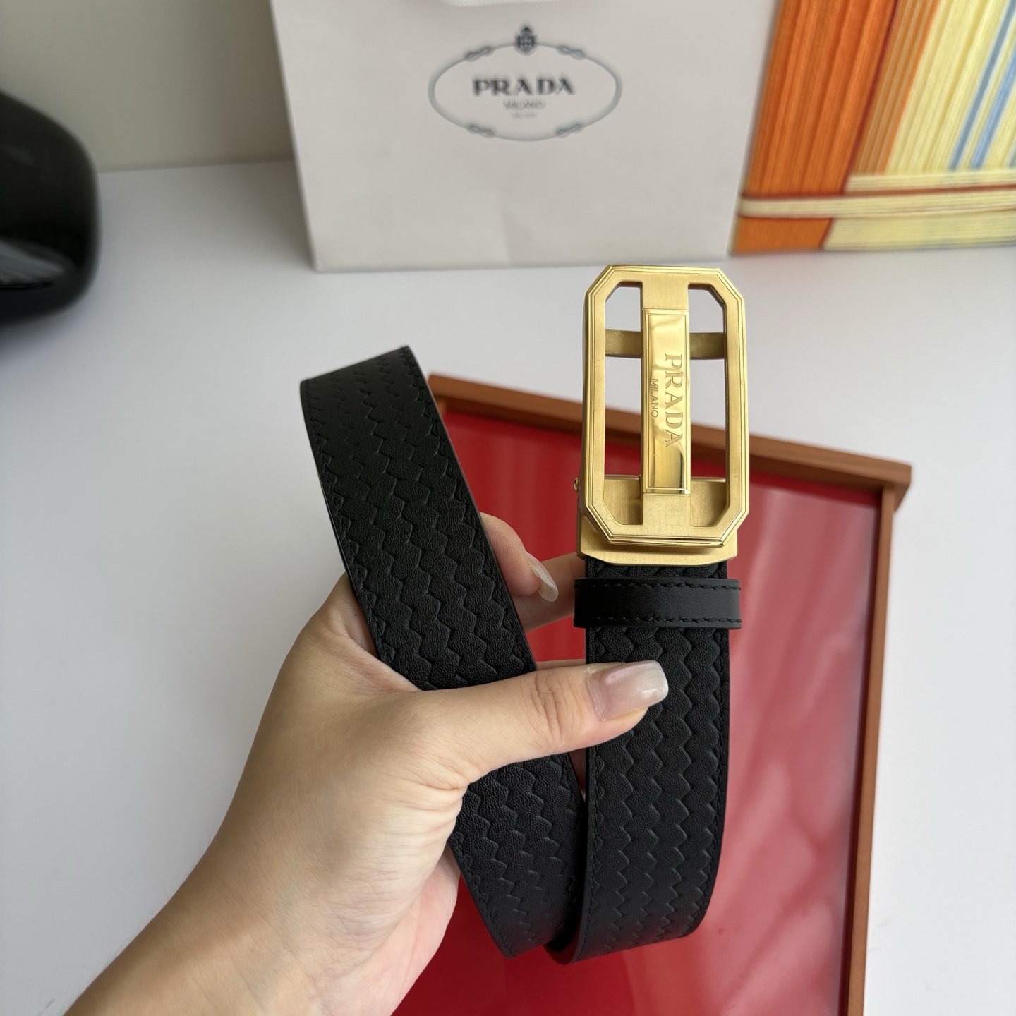 【普拉达】 Prada进口小牛皮，手感细腻柔软，搭配纯钢自动精品扣，男士必备！宽度：3.5cm