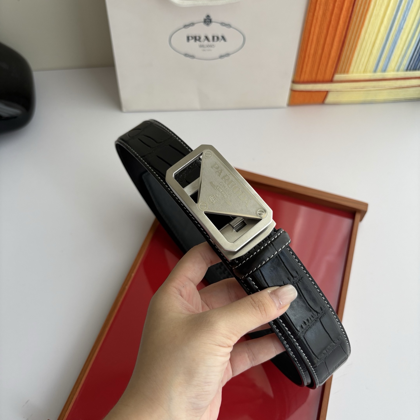 【普拉达】 Prada进口小牛皮，手感细腻柔软，搭配纯钢自动精品扣，男士必备！宽度：3.5cm