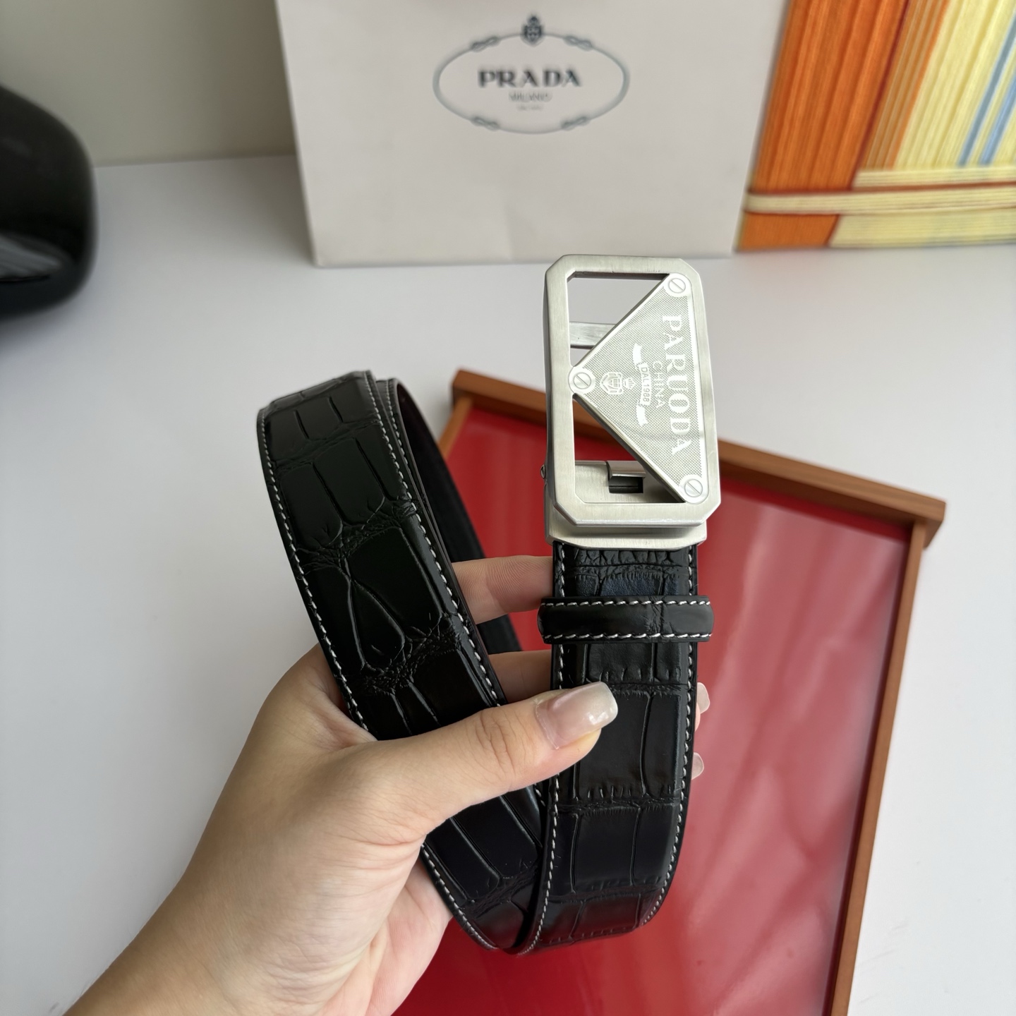 【普拉达】 Prada进口小牛皮，手感细腻柔软，搭配纯钢自动精品扣，男士必备！宽度：3.5cm