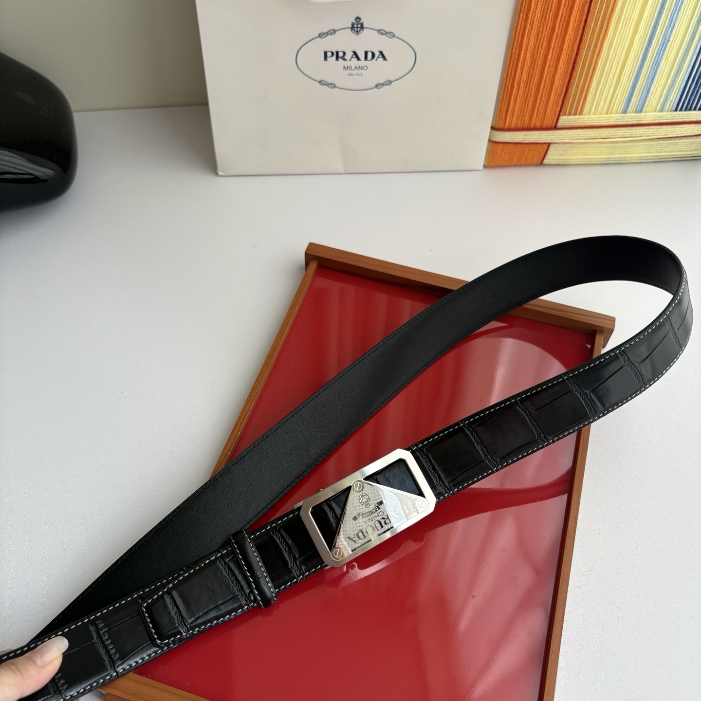 【普拉达】 Prada进口小牛皮，手感细腻柔软，搭配纯钢自动精品扣，男士必备！宽度：3.5cm