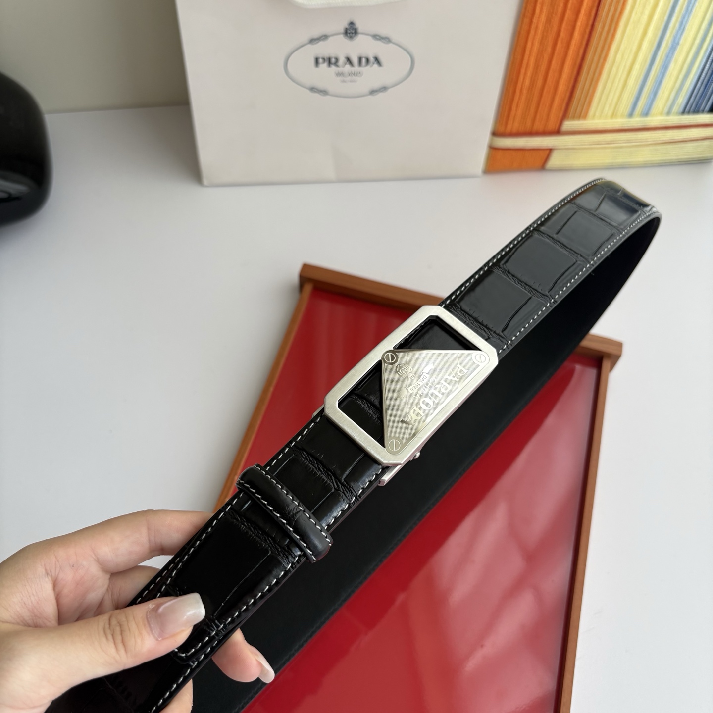 【普拉达】 Prada进口小牛皮，手感细腻柔软，搭配纯钢自动精品扣，男士必备！宽度：3.5cm