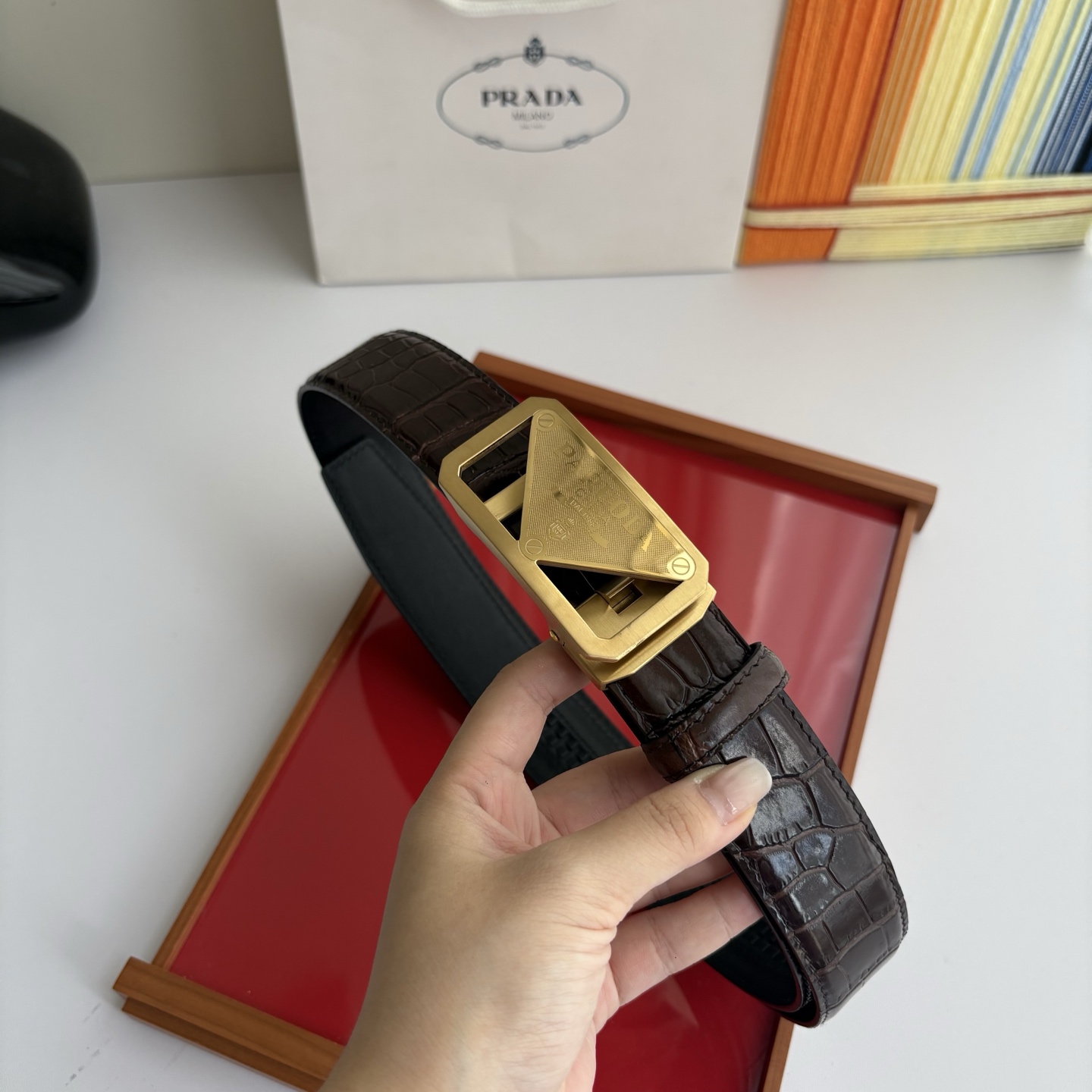 【普拉达】 Prada进口小牛皮，手感细腻柔软，搭配纯钢自动精品扣，男士必备！宽度：3.5cm