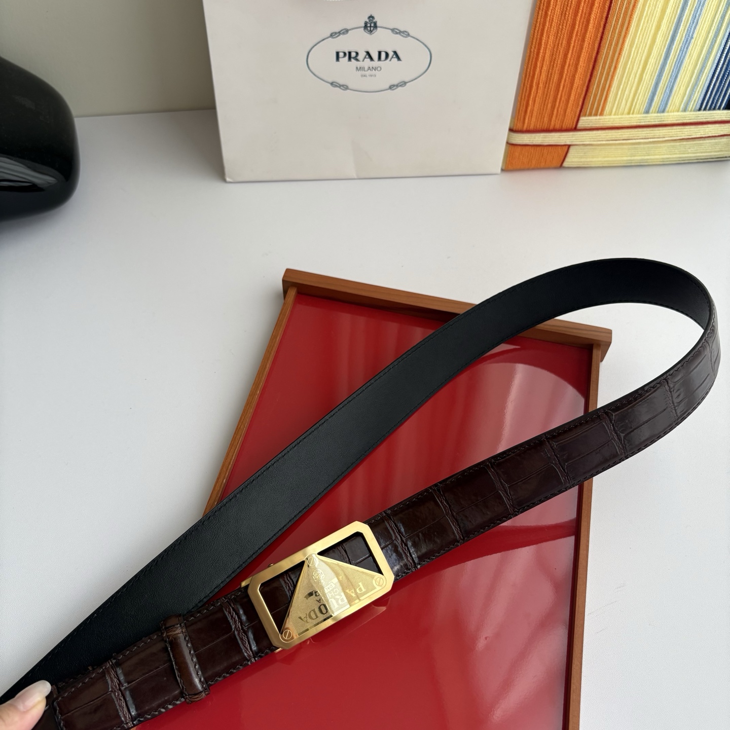 【普拉达】 Prada进口小牛皮，手感细腻柔软，搭配纯钢自动精品扣，男士必备！宽度：3.5cm