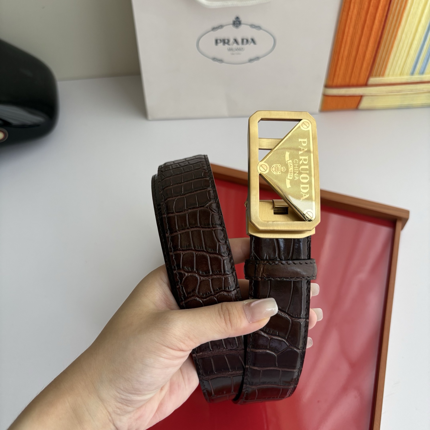 【普拉达】 Prada进口小牛皮，手感细腻柔软，搭配纯钢自动精品扣，男士必备！宽度：3.5cm
