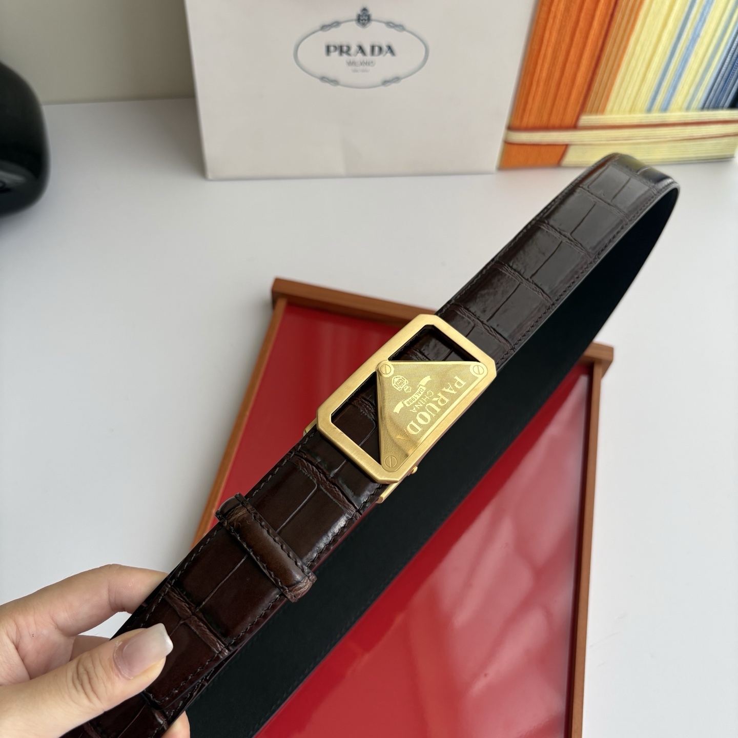 【普拉达】 Prada进口小牛皮，手感细腻柔软，搭配纯钢自动精品扣，男士必备！宽度：3.5cm