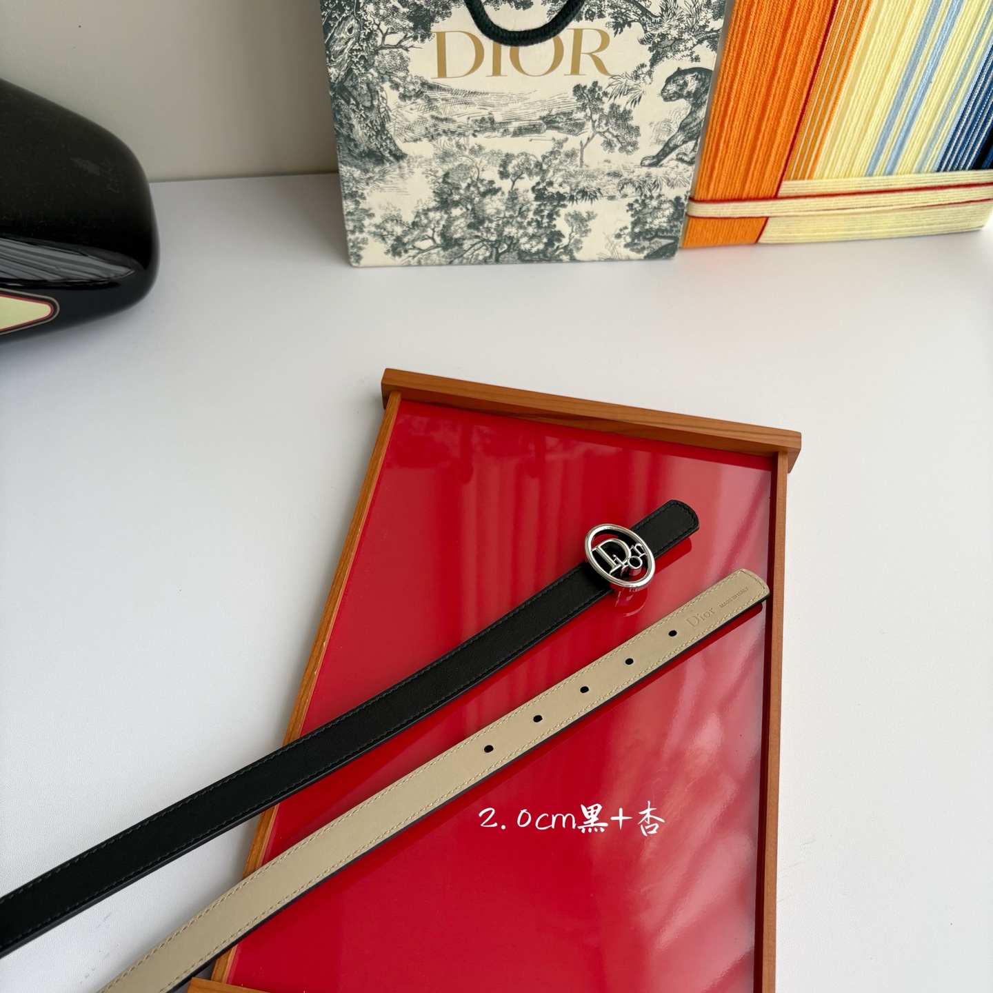 这款 Dior Oblique 腰带由乔纳森•安德森 （onathan Anderson）设计，以图形风