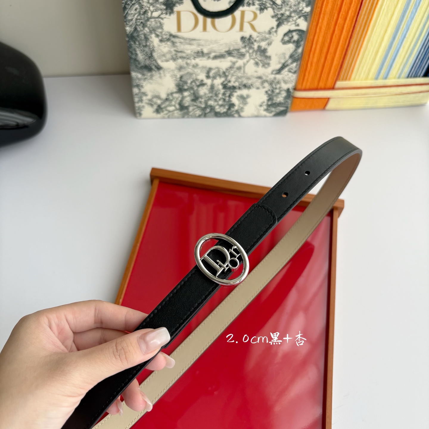 这款 Dior Oblique 腰带由乔纳森•安德森 （onathan Anderson）设计，以图形风