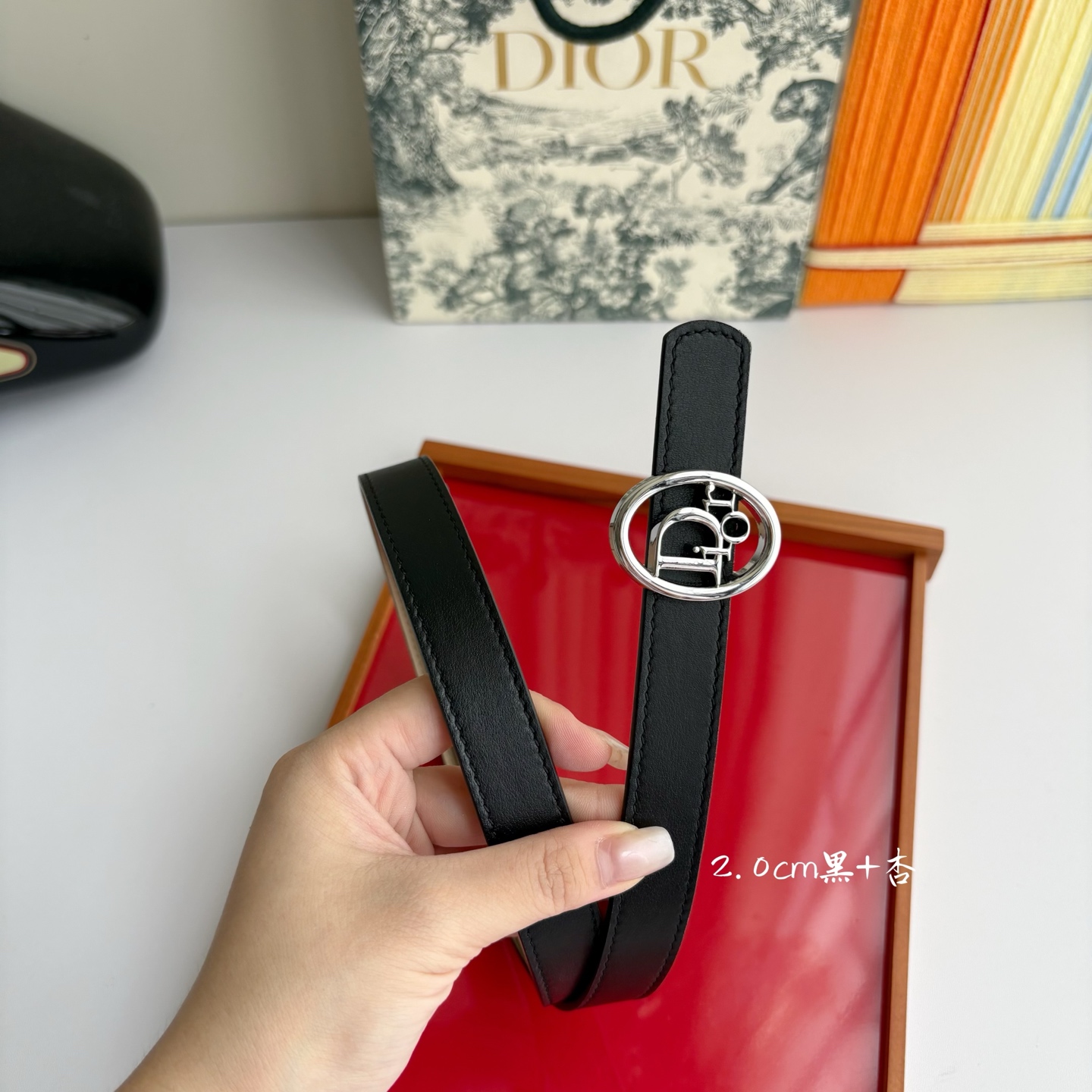 这款 Dior Oblique 腰带由乔纳森•安德森 （onathan Anderson）设计，以图形风