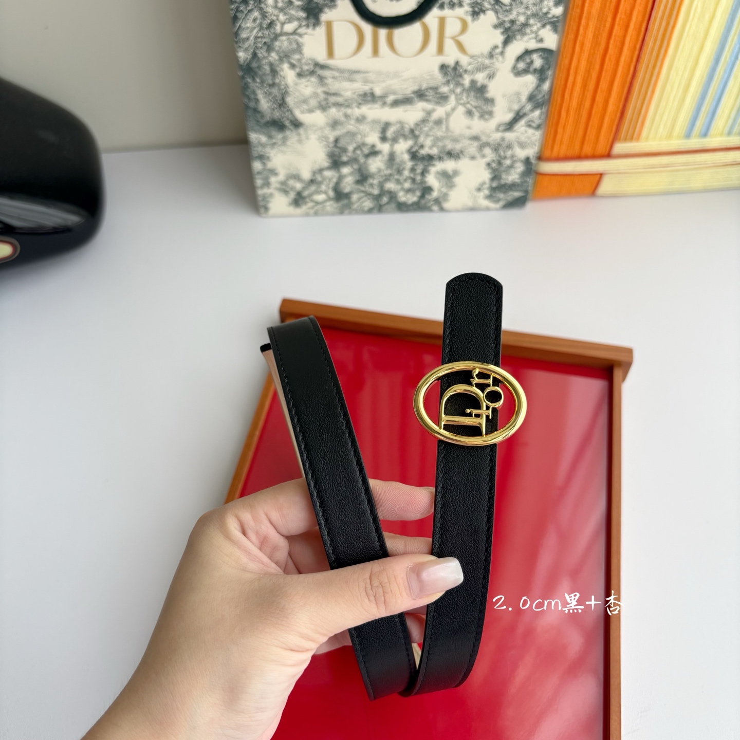 这款 Dior Oblique 腰带由乔纳森•安德森 （onathan Anderson）设计，以图形风