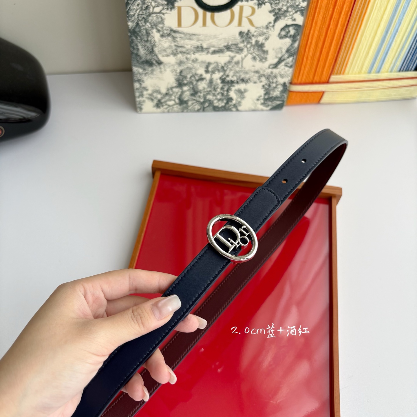 这款 Dior Oblique 腰带由乔纳森•安德森 （onathan Anderson）设计，以图形风