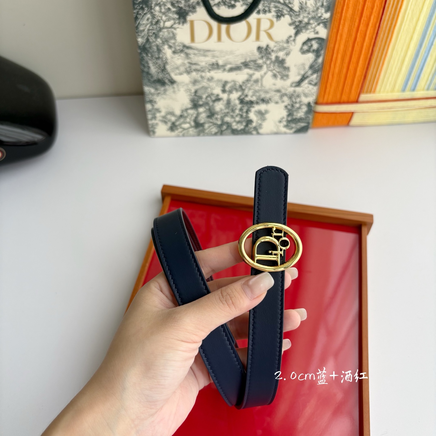 这款 Dior Oblique 腰带由乔纳森•安德森 （onathan Anderson）设计，以图形风