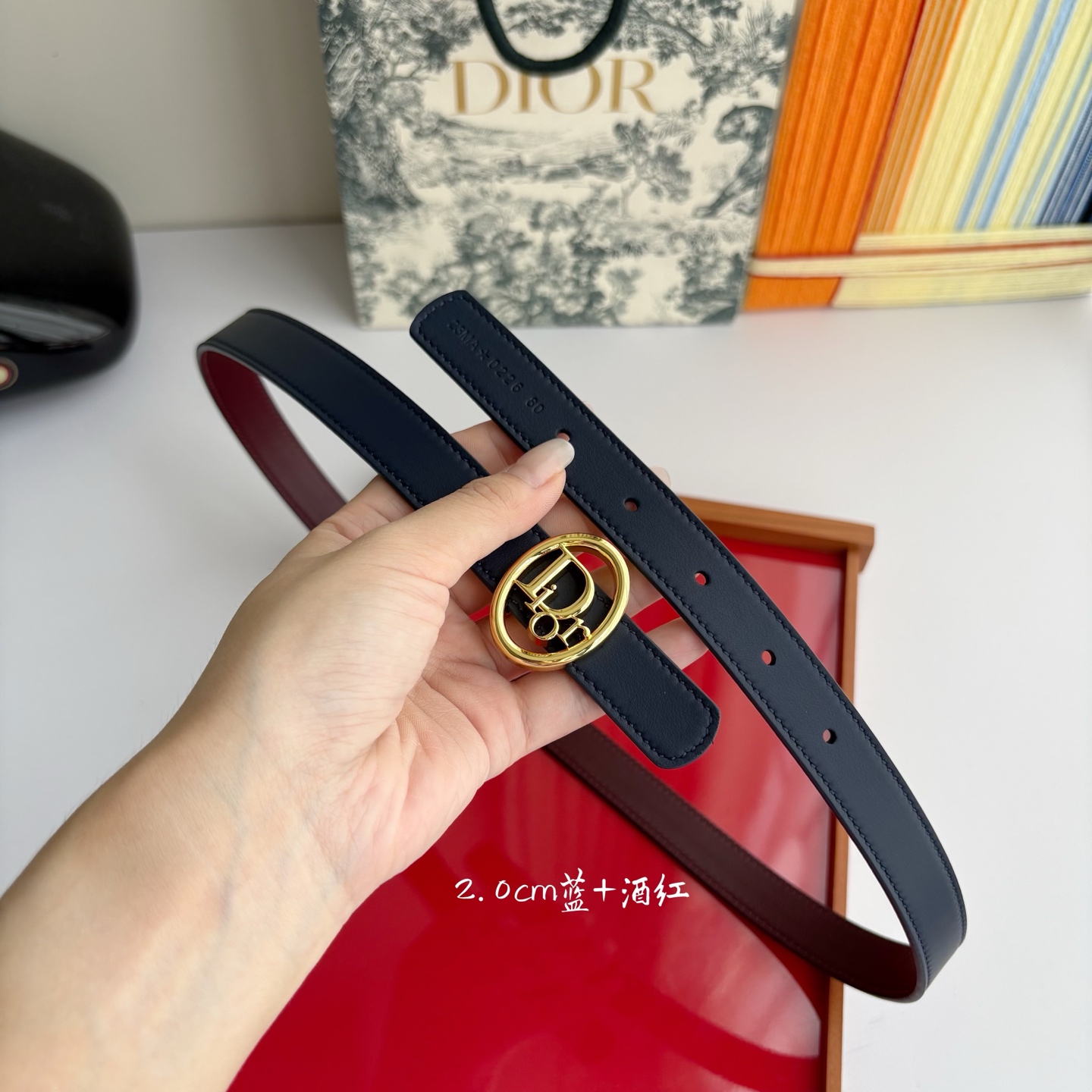 这款 Dior Oblique 腰带由乔纳森•安德森 （onathan Anderson）设计，以图形风