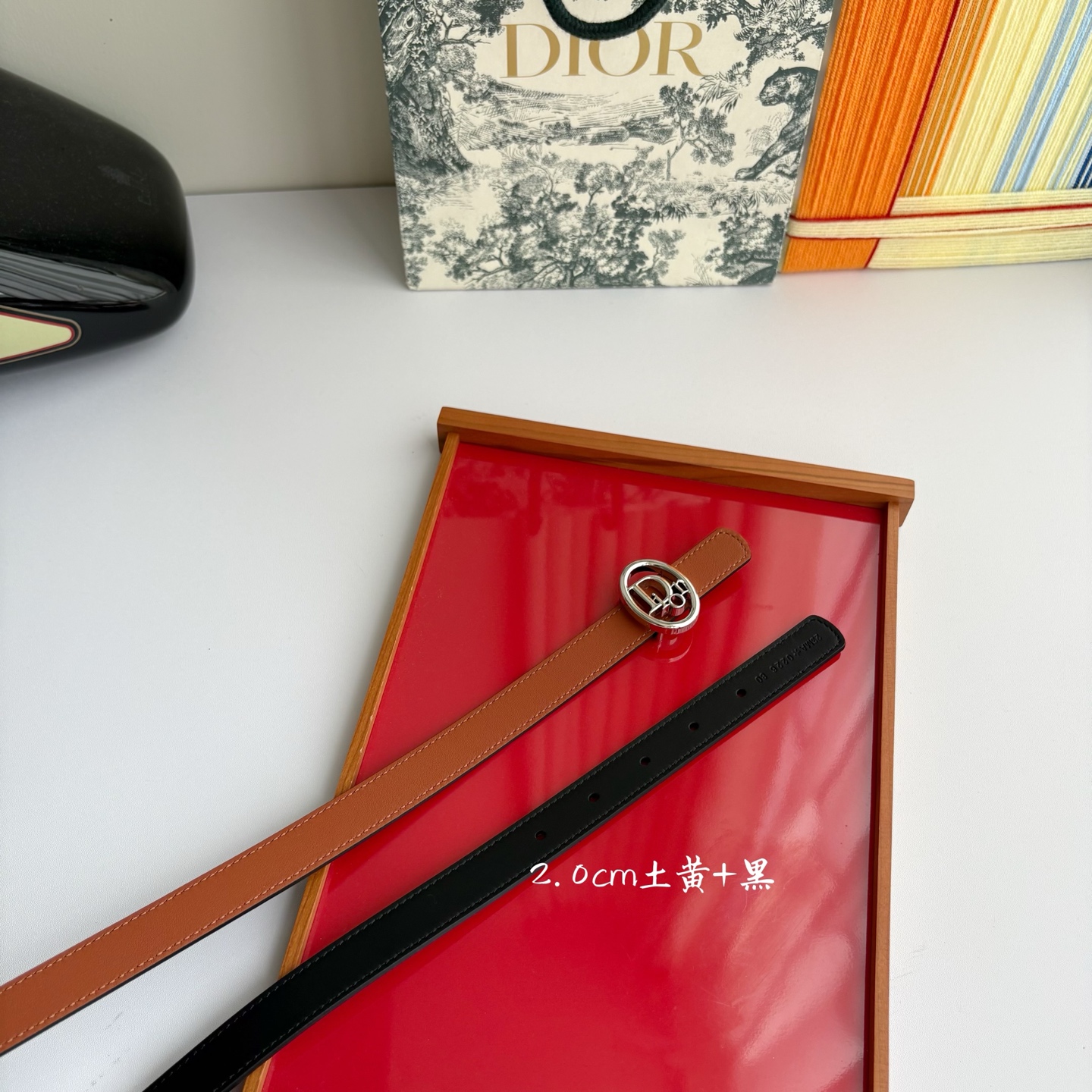 这款 Dior Oblique 腰带由乔纳森•安德森 （onathan Anderson）设计，以图形风