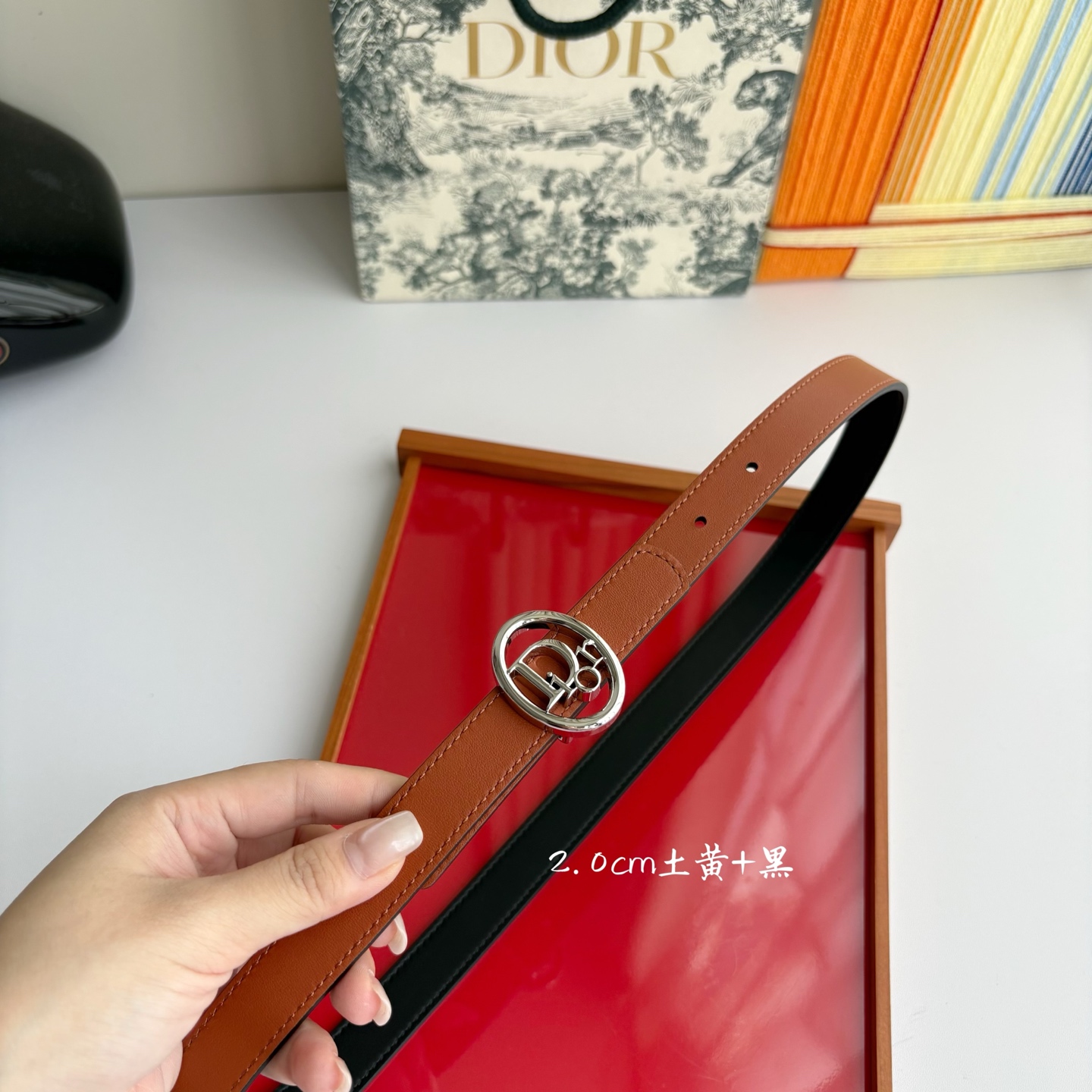 这款 Dior Oblique 腰带由乔纳森•安德森 （onathan Anderson）设计，以图形风