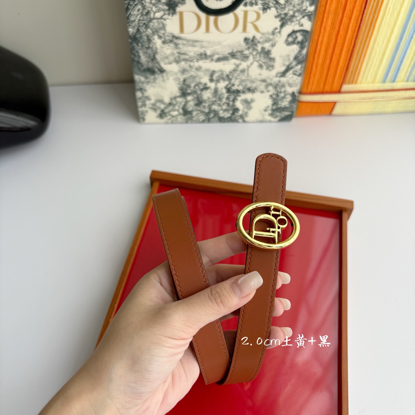 这款 Dior Oblique 腰带由乔纳森•安德森 （onathan Anderson）设计，以图形风