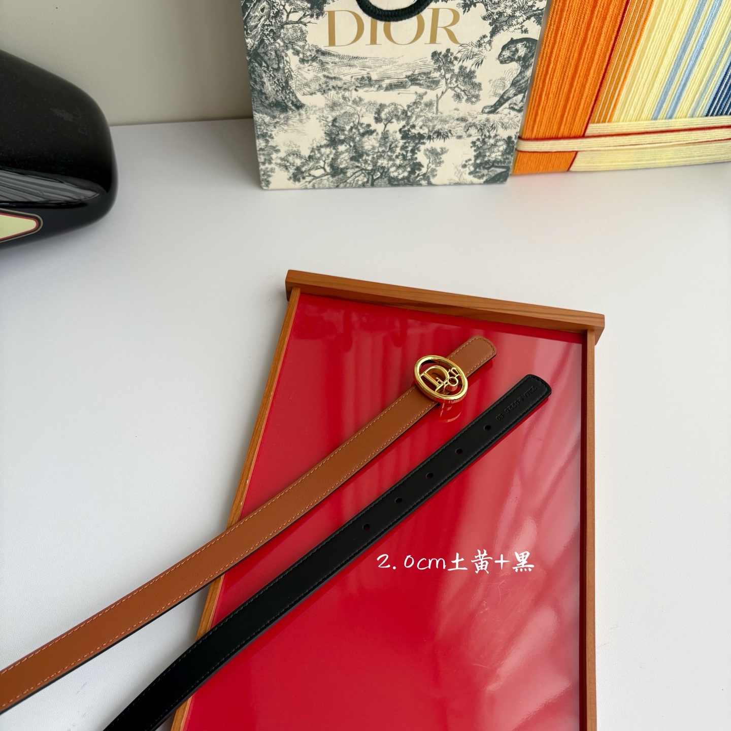 这款 Dior Oblique 腰带由乔纳森•安德森 （onathan Anderson）设计，以图形风