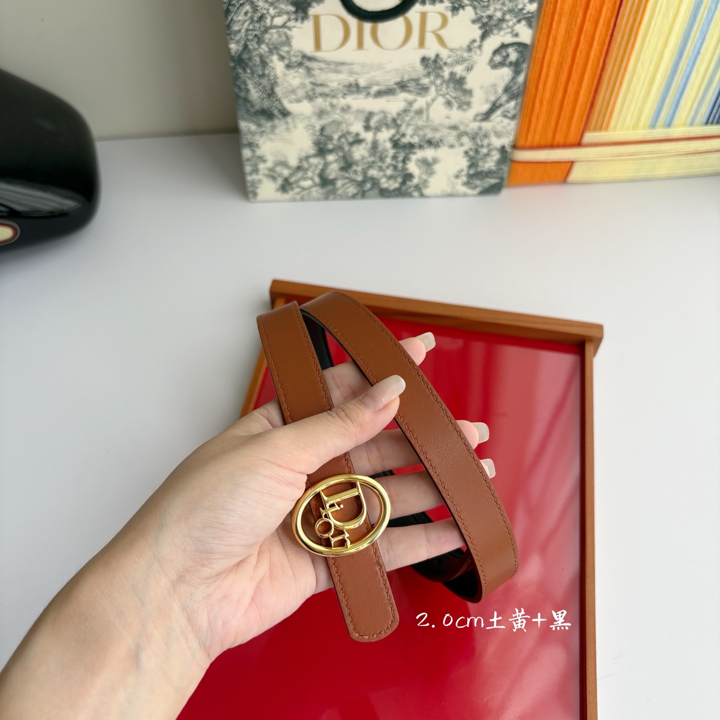 这款 Dior Oblique 腰带由乔纳森•安德森 （onathan Anderson）设计，以图形风