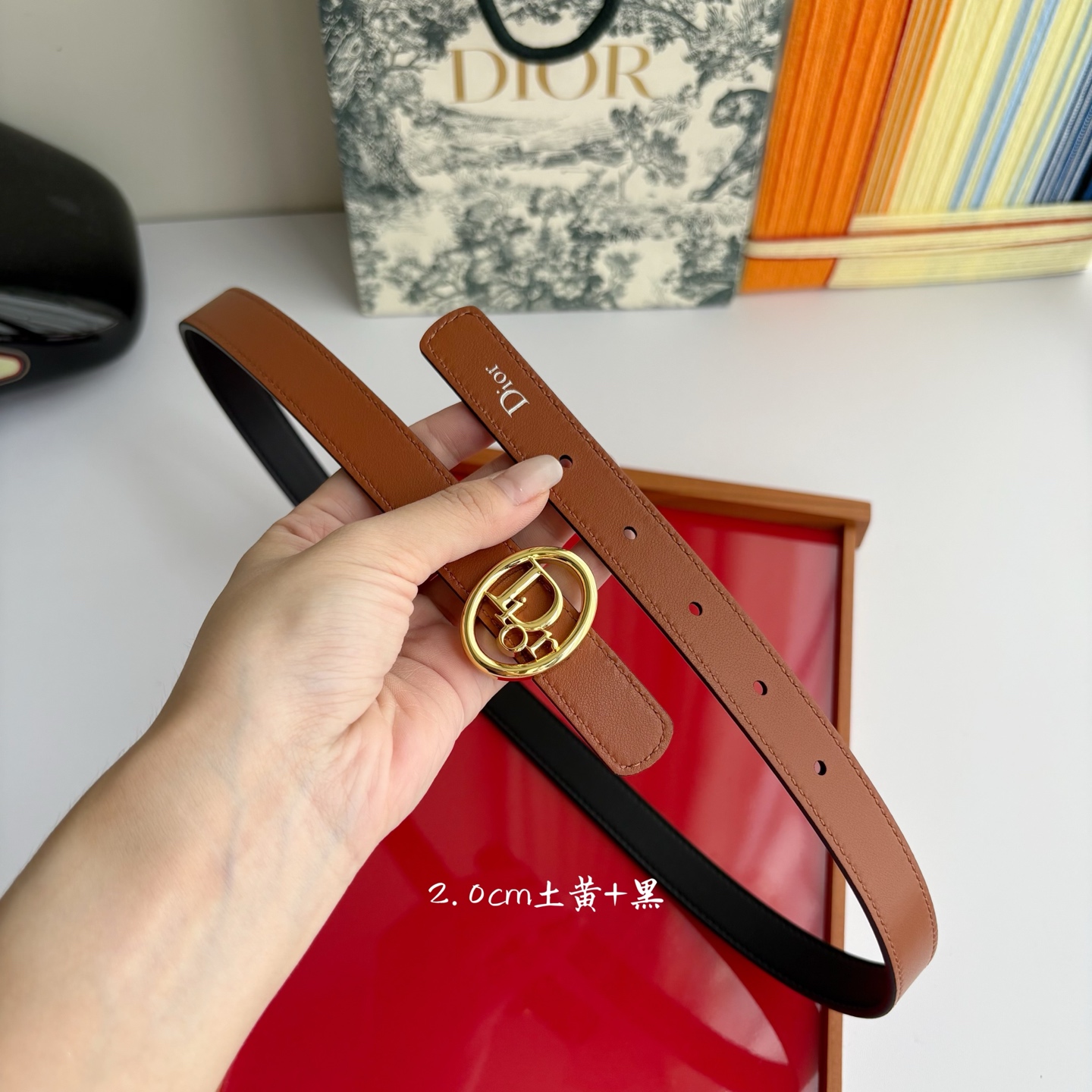 这款 Dior Oblique 腰带由乔纳森•安德森 （onathan Anderson）设计，以图形风