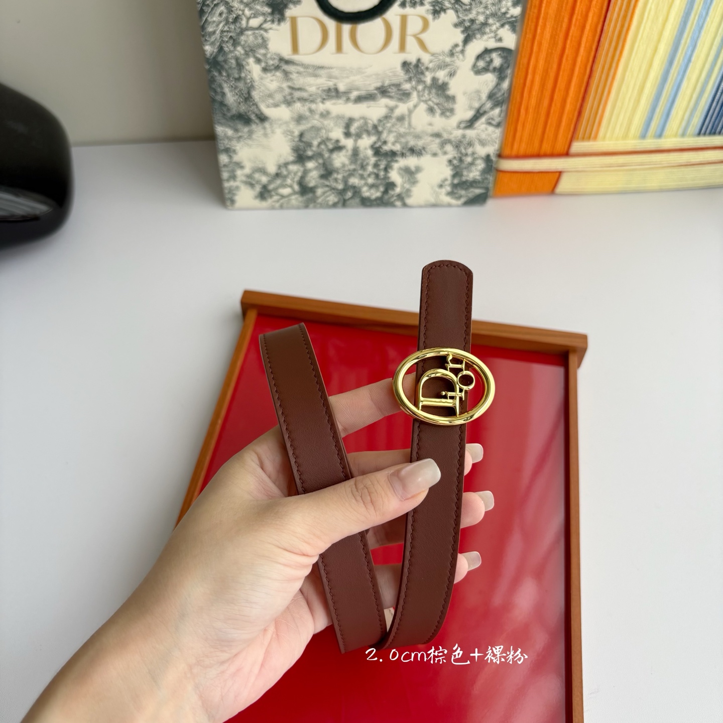 这款 Dior Oblique 腰带由乔纳森•安德森 （onathan Anderson）设计，以图形风