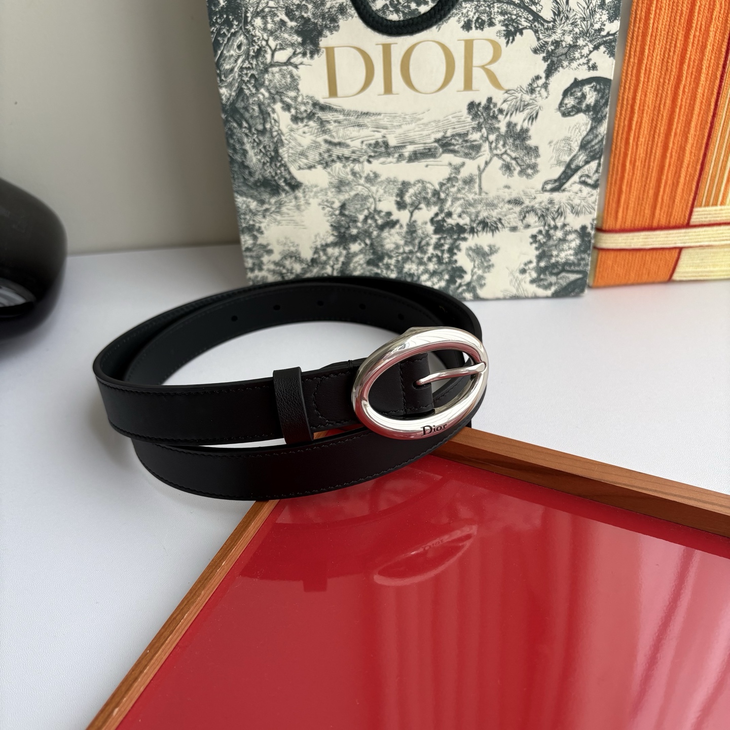 这款 Dior Legende 腰带由乔纳森•安德森 （onathan Anderson）为Dior 全