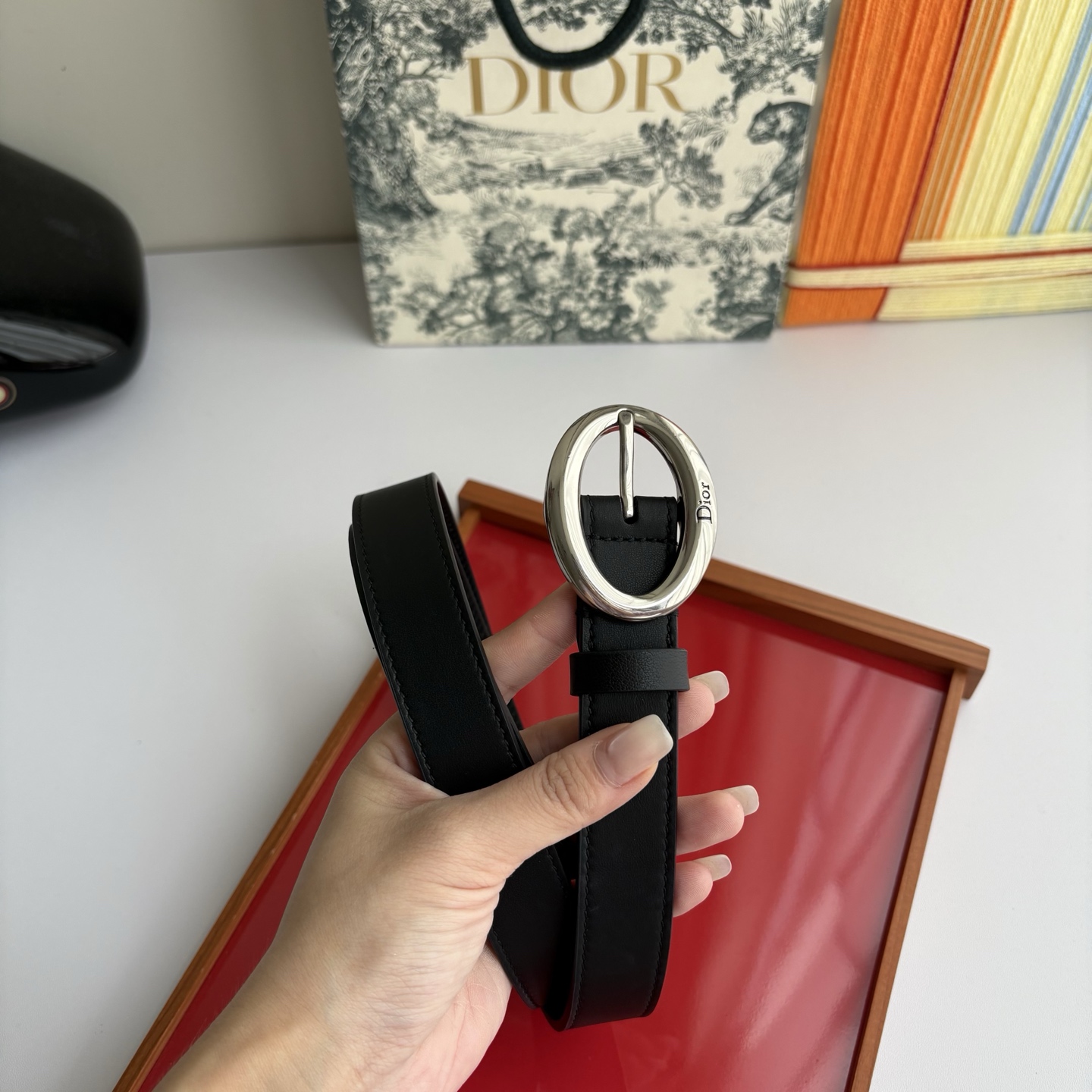 这款 Dior Legende 腰带由乔纳森•安德森 （onathan Anderson）为Dior 全