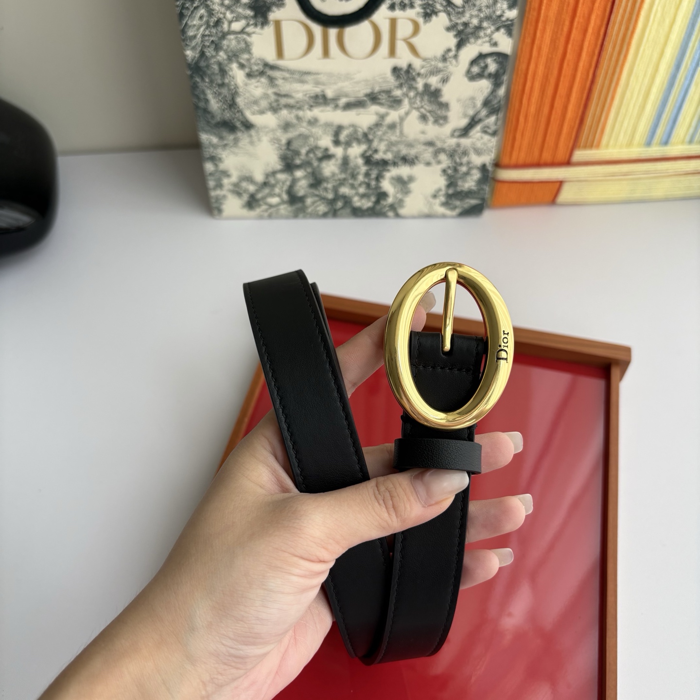这款 Dior Legende 腰带由乔纳森•安德森 （onathan Anderson）为Dior 全