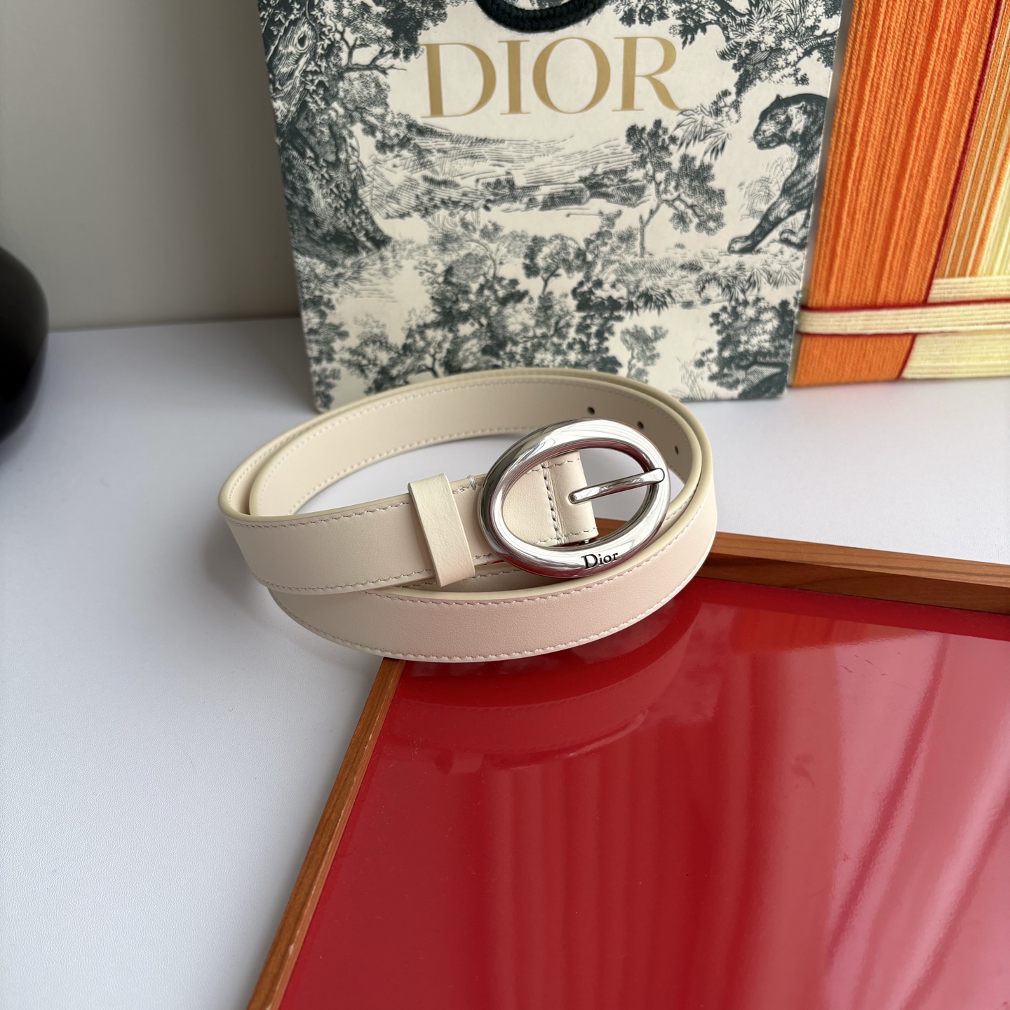 这款 Dior Legende 腰带由乔纳森•安德森 （onathan Anderson）为Dior 全