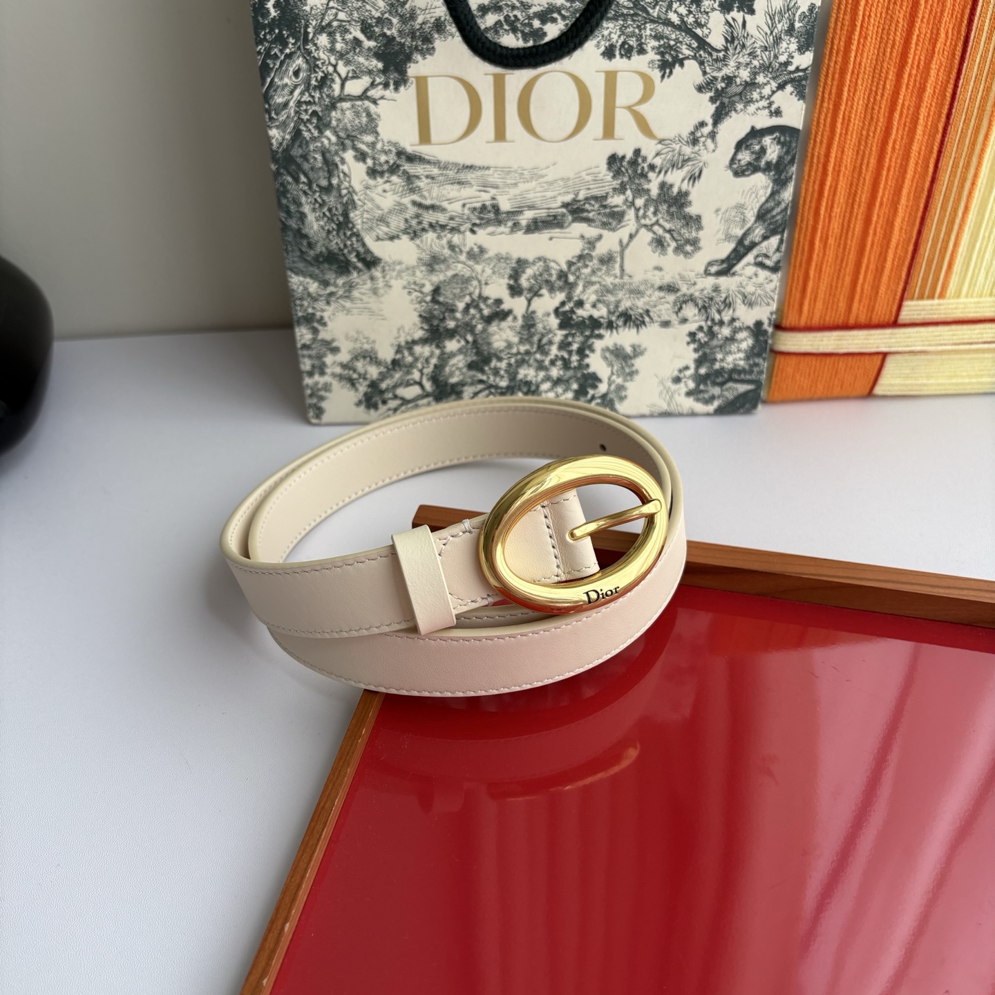 这款 Dior Legende 腰带由乔纳森•安德森 （onathan Anderson）为Dior 全