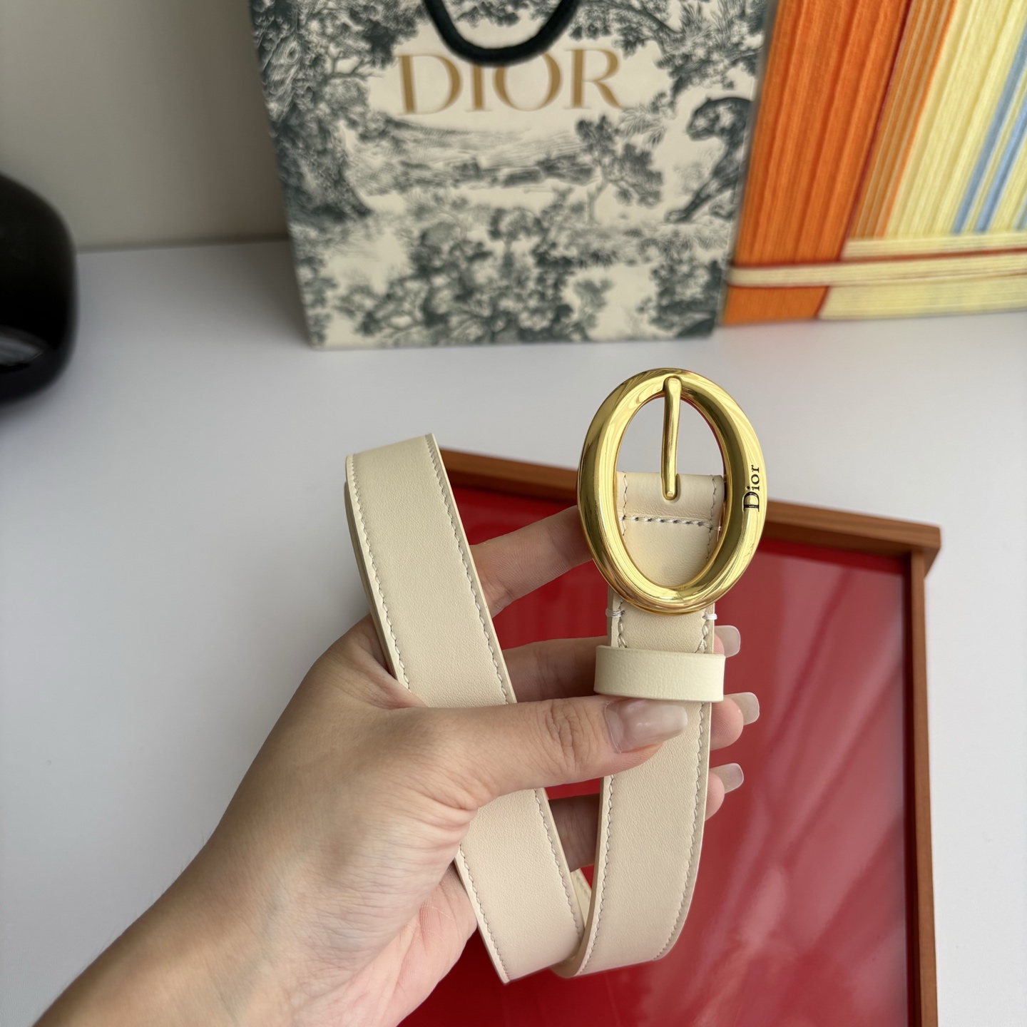 这款 Dior Legende 腰带由乔纳森•安德森 （onathan Anderson）为Dior 全