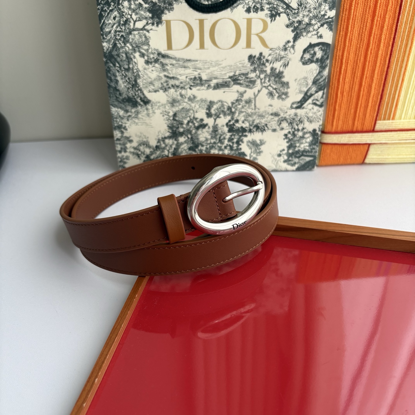 这款 Dior Legende 腰带由乔纳森•安德森 （onathan Anderson）为Dior 全