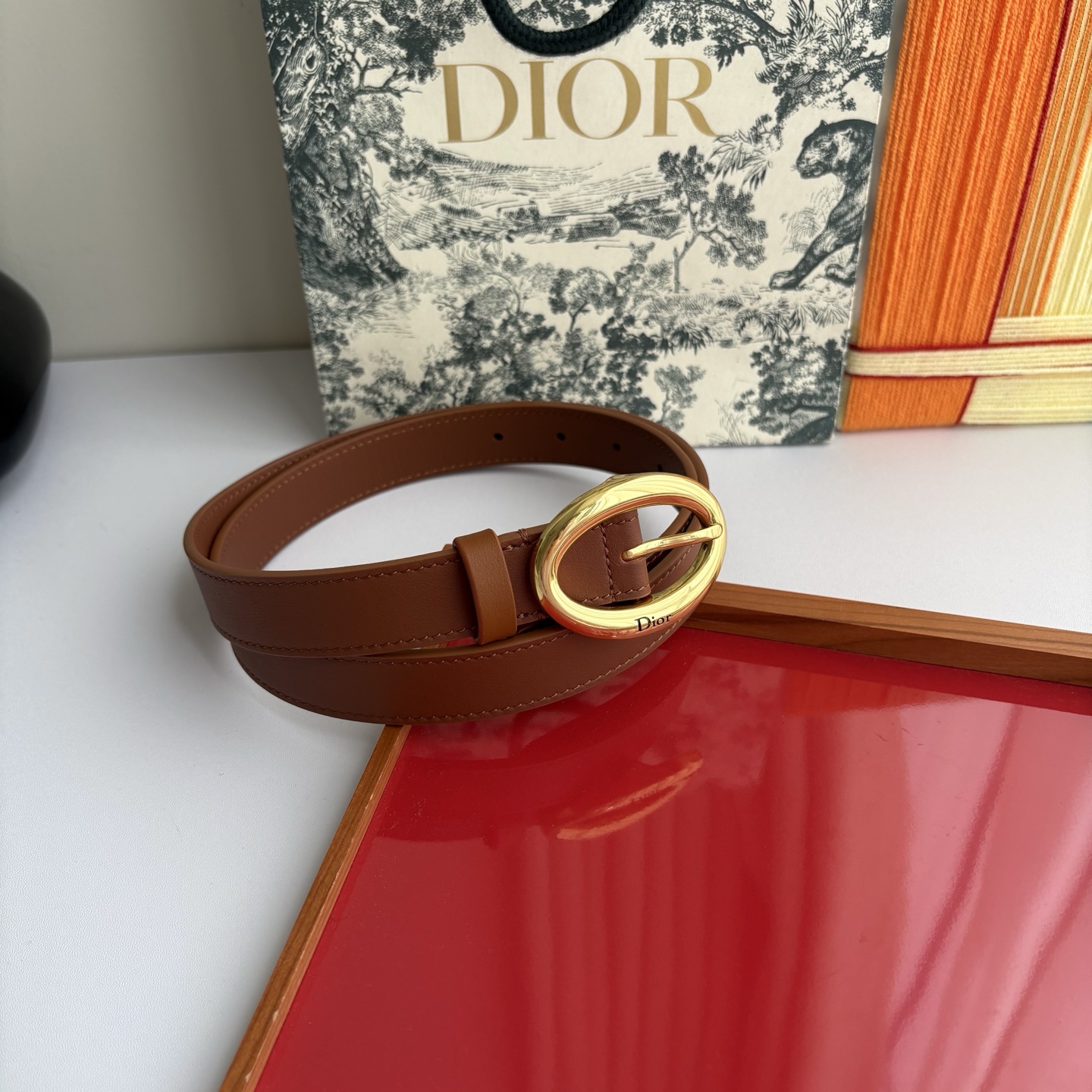这款 Dior Legende 腰带由乔纳森•安德森 （onathan Anderson）为Dior 全
