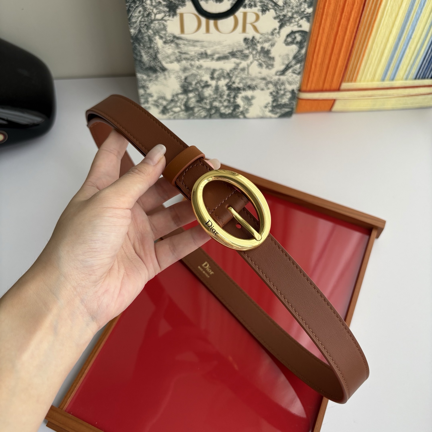 这款 Dior Legende 腰带由乔纳森•安德森 （onathan Anderson）为Dior 全