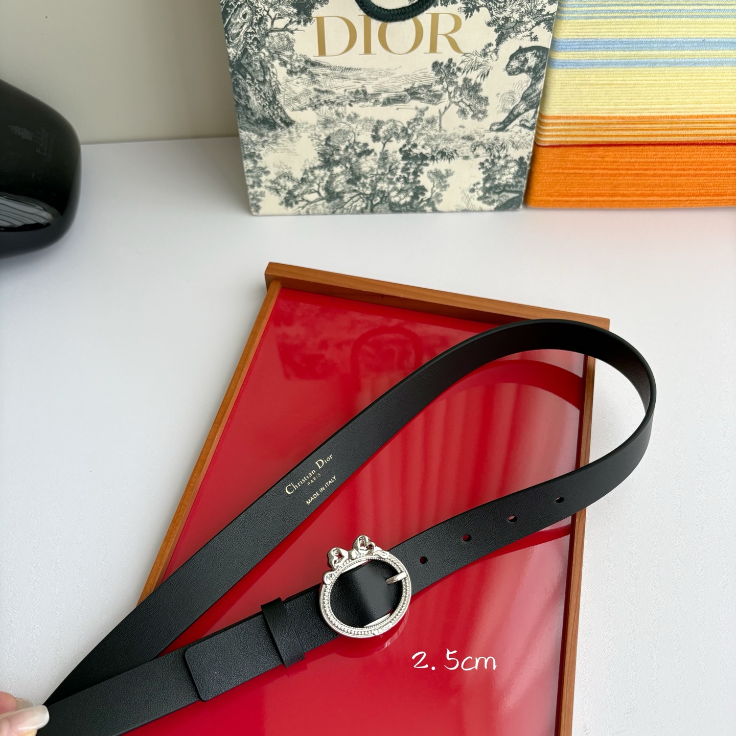 Dior 腰带以十八世纪洛可可风格演绎 Dior 沙龙的精致格调。采用光滑牛皮革精心制作，搭配复古色饰面