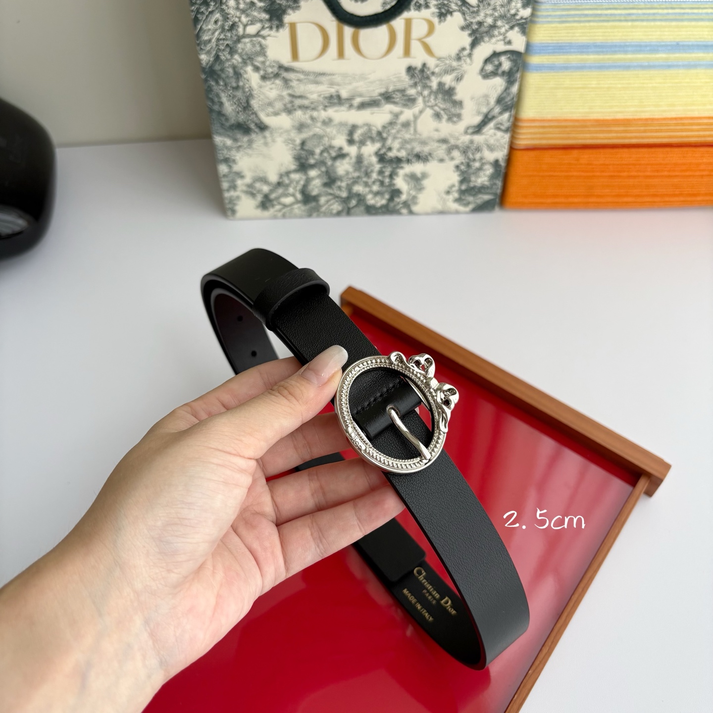 Dior 腰带以十八世纪洛可可风格演绎 Dior 沙龙的精致格调。采用光滑牛皮革精心制作，搭配复古色饰面
