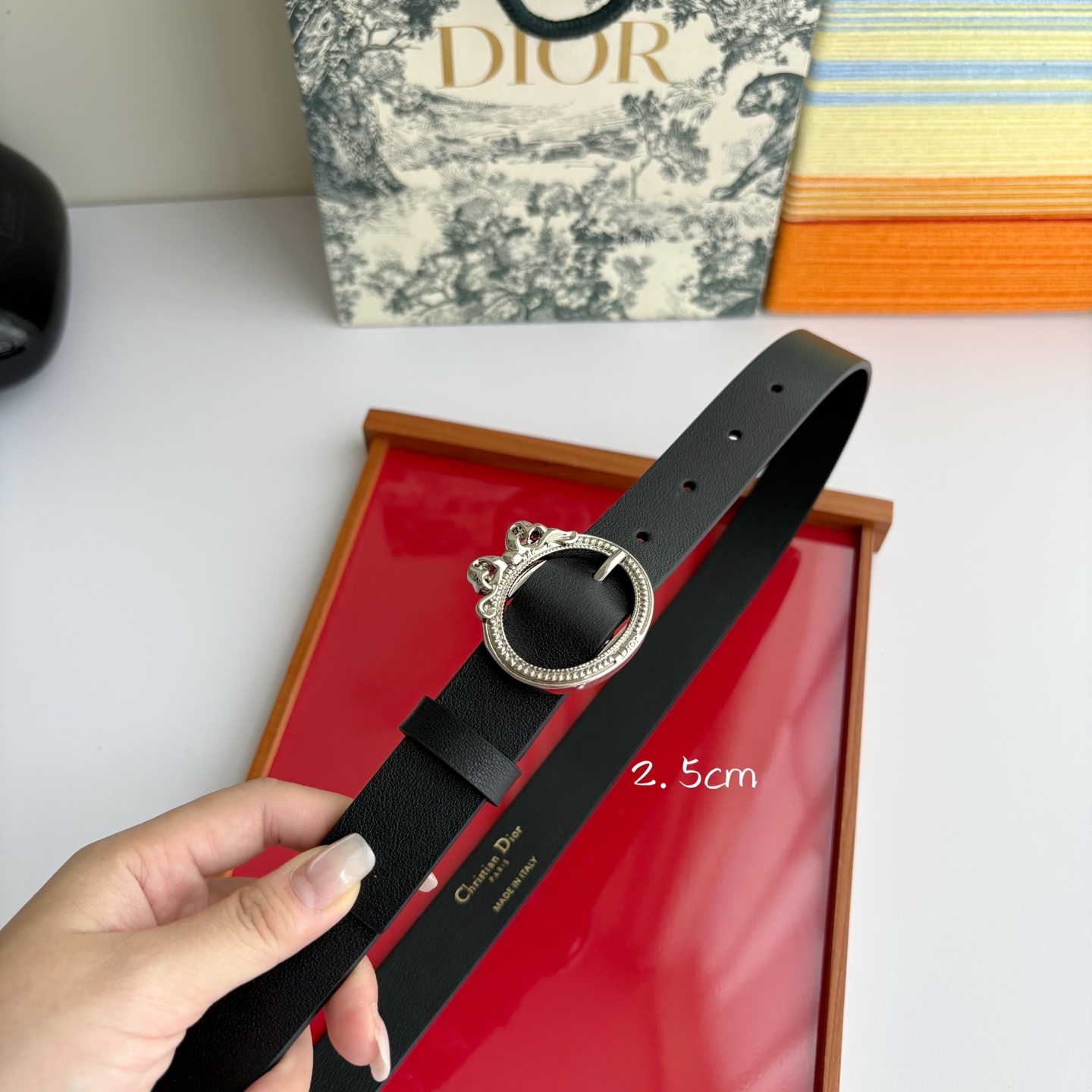 Dior 腰带以十八世纪洛可可风格演绎 Dior 沙龙的精致格调。采用光滑牛皮革精心制作，搭配复古色饰面