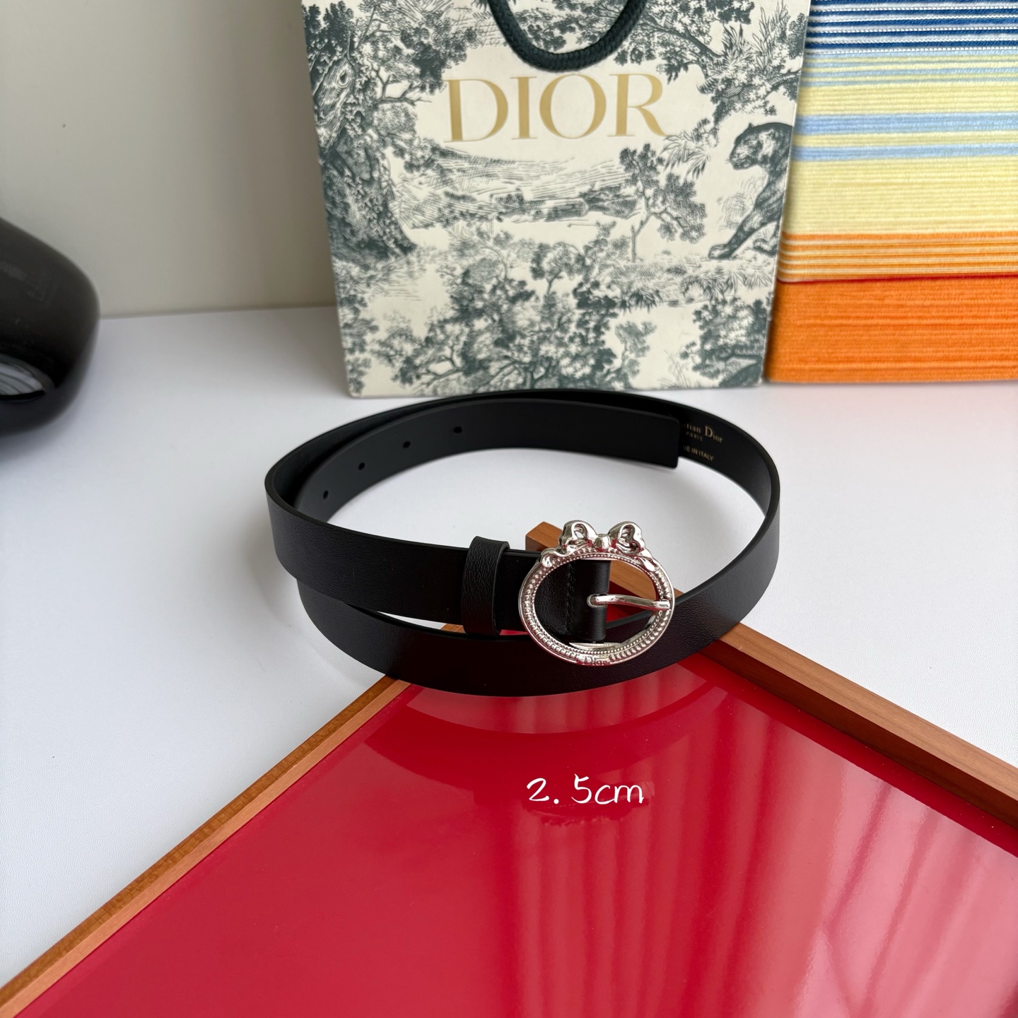 Dior 腰带以十八世纪洛可可风格演绎 Dior 沙龙的精致格调。采用光滑牛皮革精心制作，搭配复古色饰面