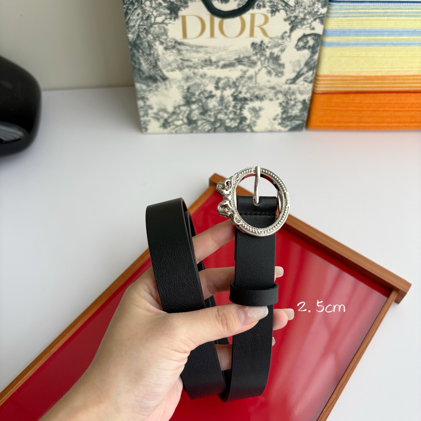 Dior 腰带以十八世纪洛可可风格演绎 Dior 沙龙的精致格调。采用光滑牛皮革精心制作，搭配复古色饰面