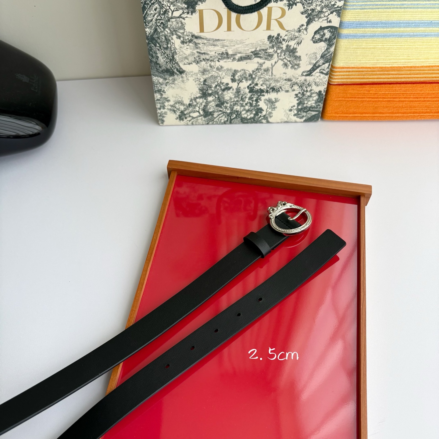 Dior 腰带以十八世纪洛可可风格演绎 Dior 沙龙的精致格调。采用光滑牛皮革精心制作，搭配复古色饰面