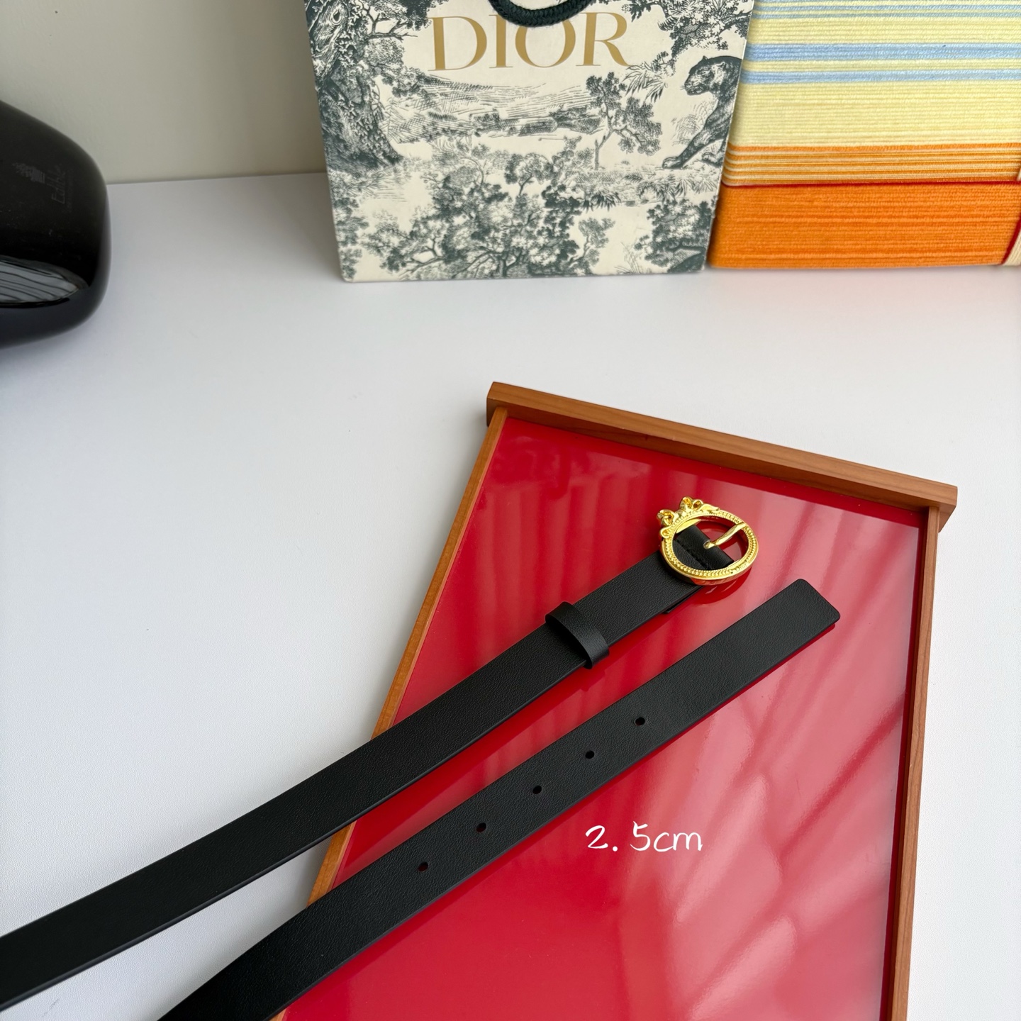 Dior 腰带以十八世纪洛可可风格演绎 Dior 沙龙的精致格调。采用光滑牛皮革精心制作，搭配复古色饰面