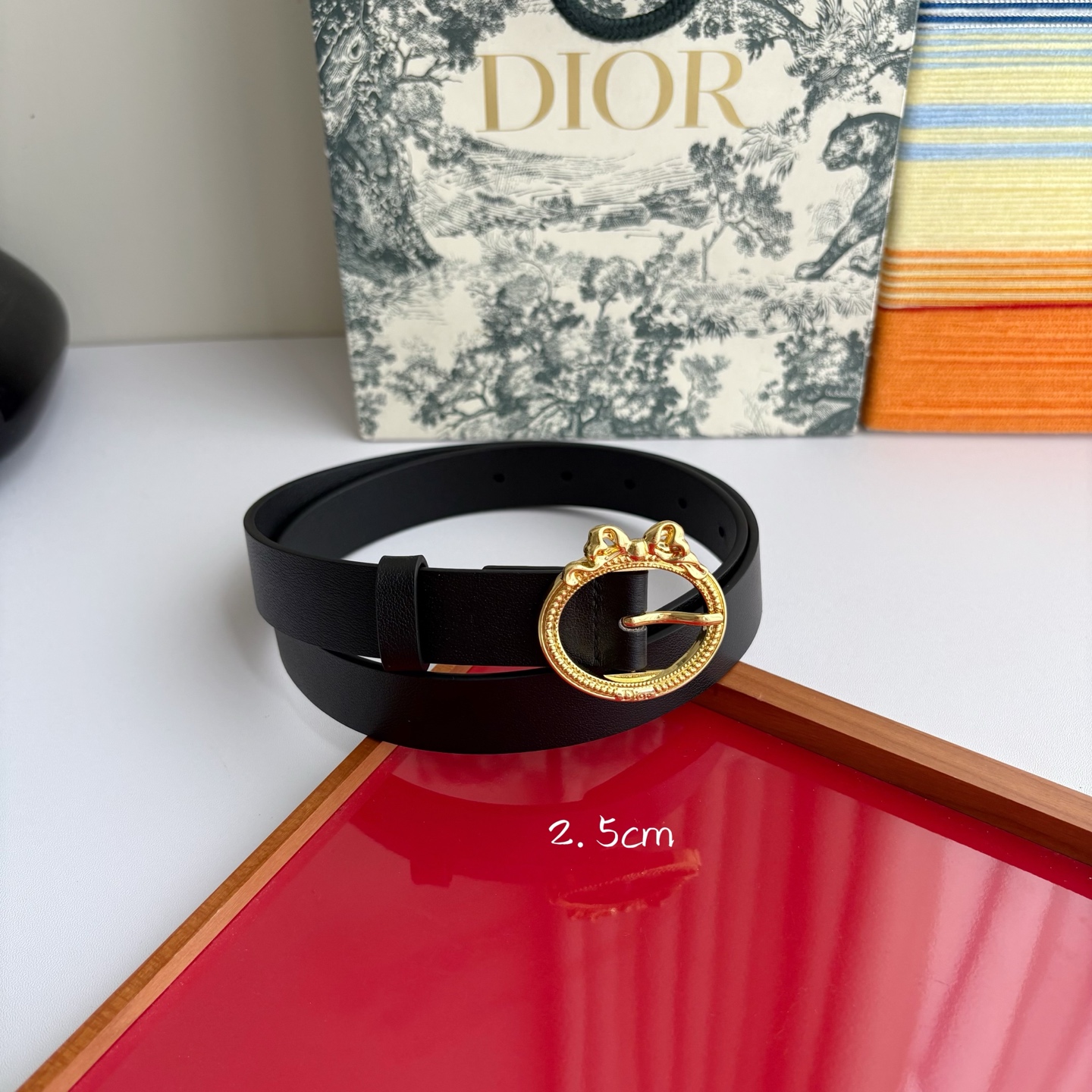 Dior 腰带以十八世纪洛可可风格演绎 Dior 沙龙的精致格调。采用光滑牛皮革精心制作，搭配复古色饰面
