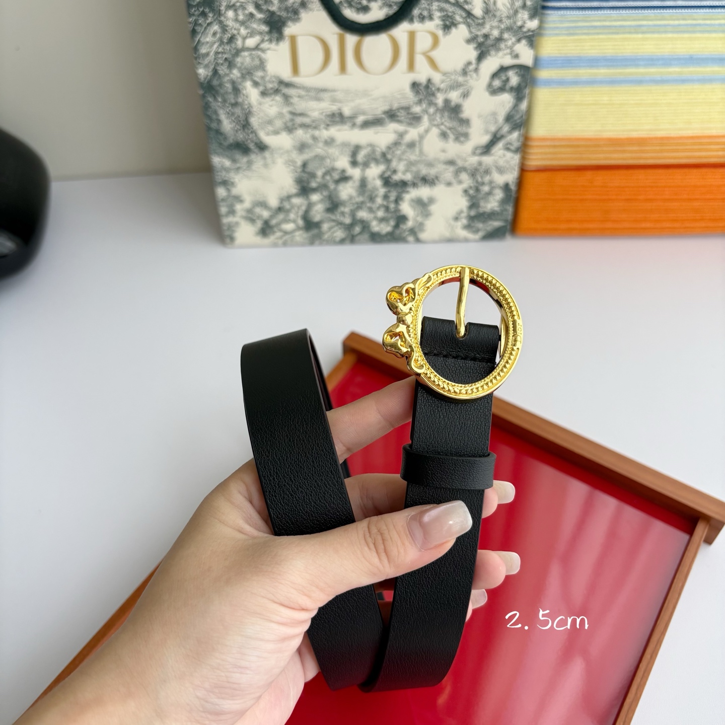 Dior 腰带以十八世纪洛可可风格演绎 Dior 沙龙的精致格调。采用光滑牛皮革精心制作，搭配复古色饰面