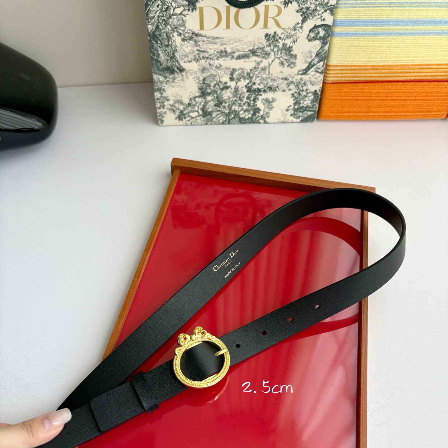 Dior 腰带以十八世纪洛可可风格演绎 Dior 沙龙的精致格调。采用光滑牛皮革精心制作，搭配复古色饰面