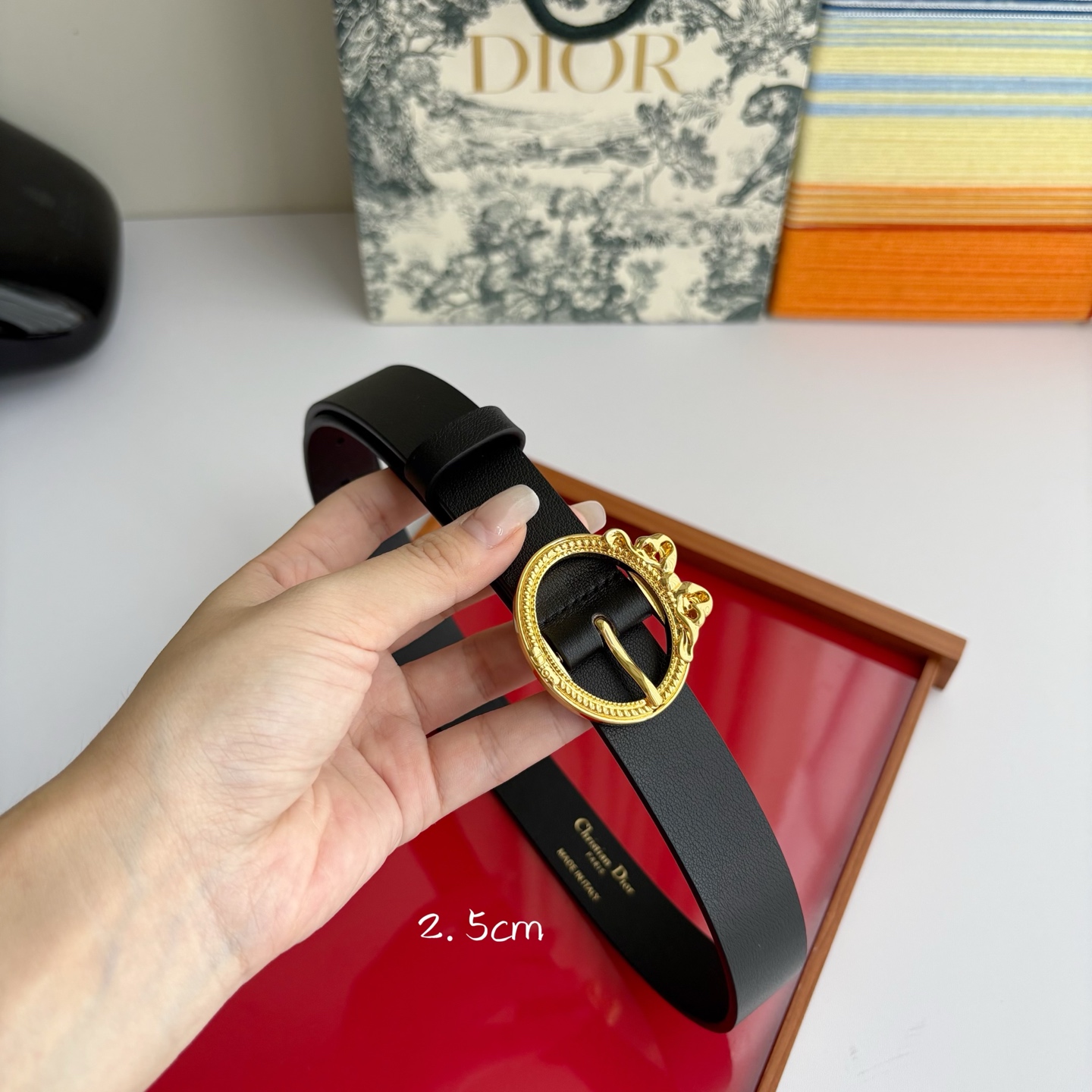 Dior 腰带以十八世纪洛可可风格演绎 Dior 沙龙的精致格调。采用光滑牛皮革精心制作，搭配复古色饰面